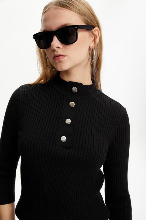  DÜĞMELİ DİK YAKA TRİKO KAZAK