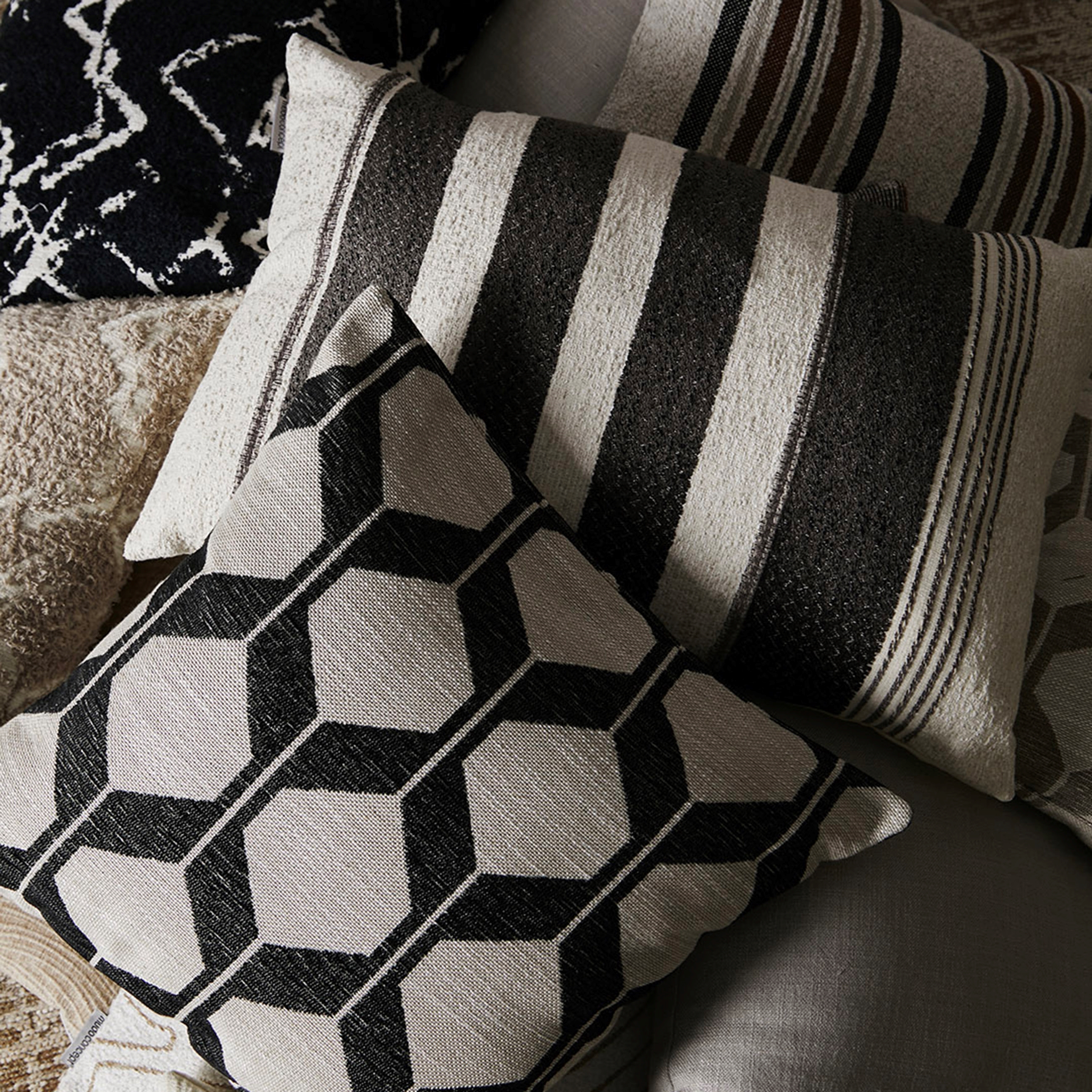 ASHLEY KIRLENT SİYAH 45X45