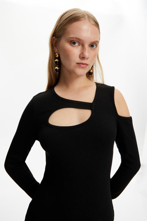  CUT OUT DETAYLI UZUN ÖRME ELBİSE