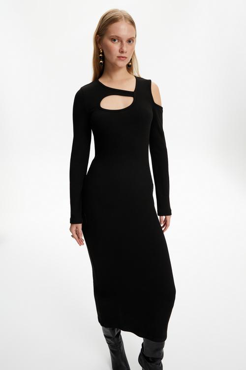  CUT OUT DETAYLI UZUN ÖRME ELBİSE