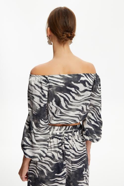 ZEBRA DESENLİ DÜŞÜK OMUZ SMART BLUZ