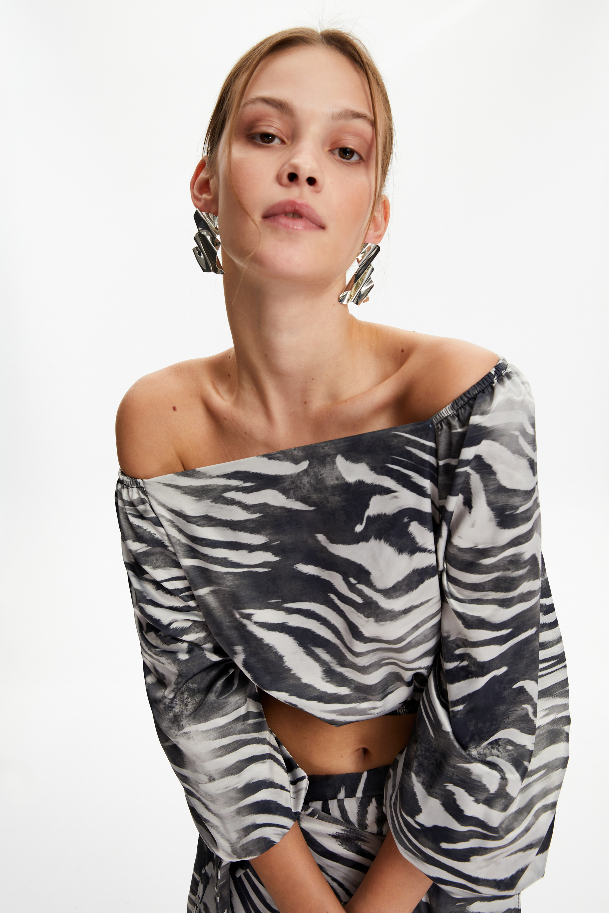 ZEBRA DESENLİ DÜŞÜK OMUZ SMART BLUZ