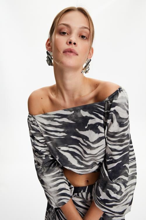 ZEBRA DESENLİ DÜŞÜK OMUZ SMART BLUZ