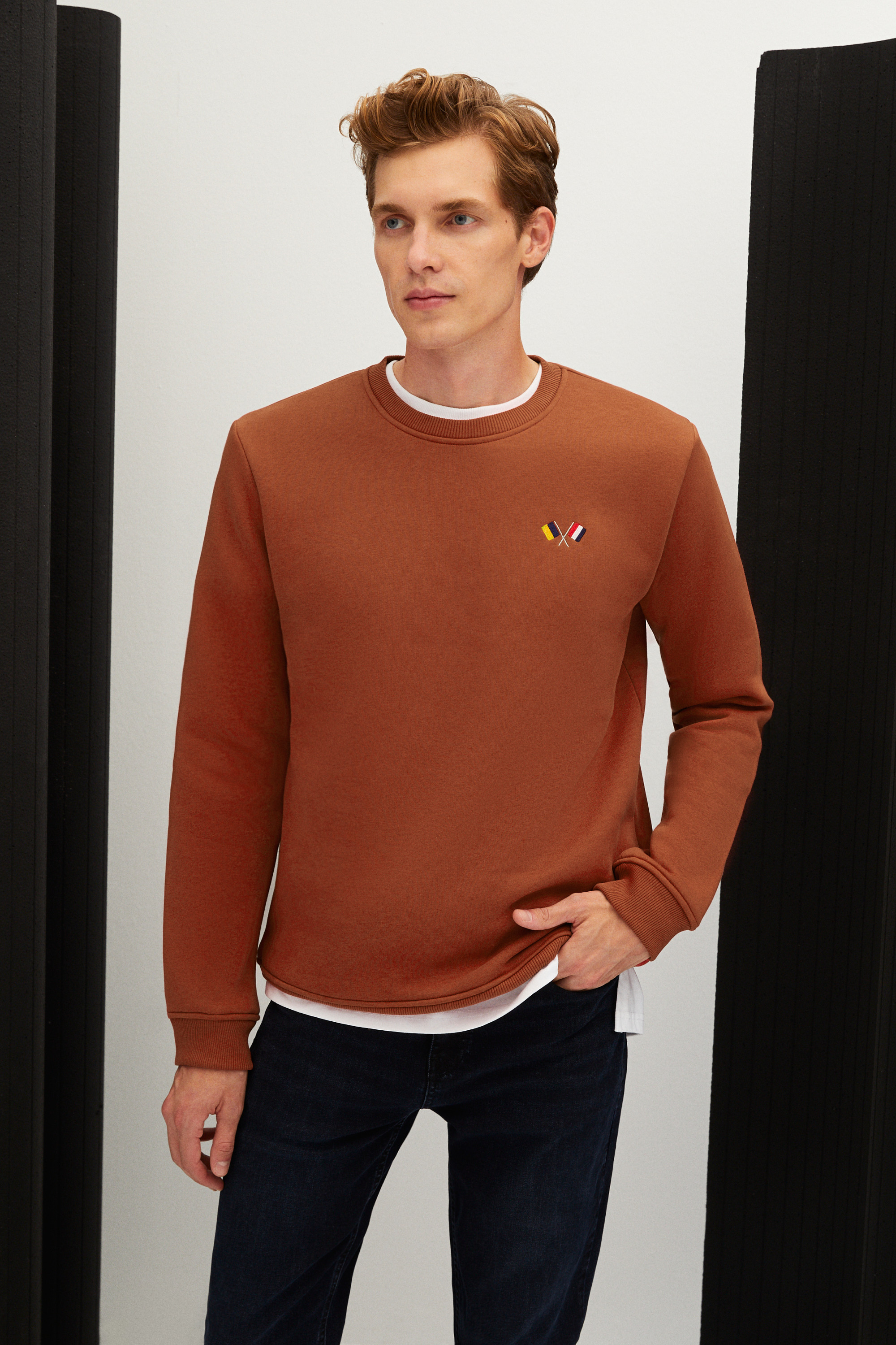 NAKIŞLI BİSİKLET YAKA SWEATSHIRT