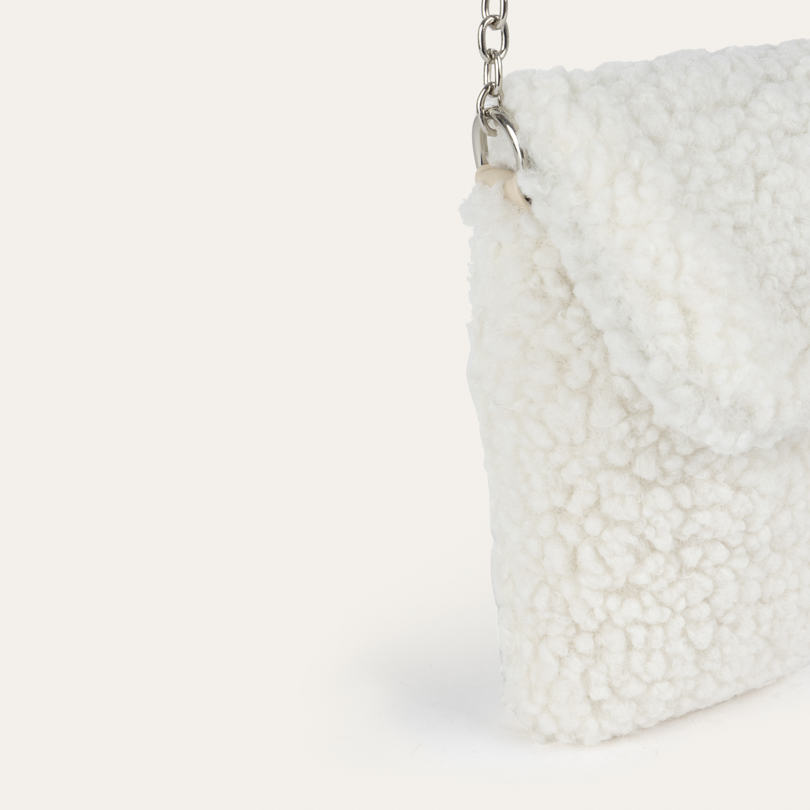 ZİNCİR ASKILI PELÜŞ TELEFON ÇANTASI