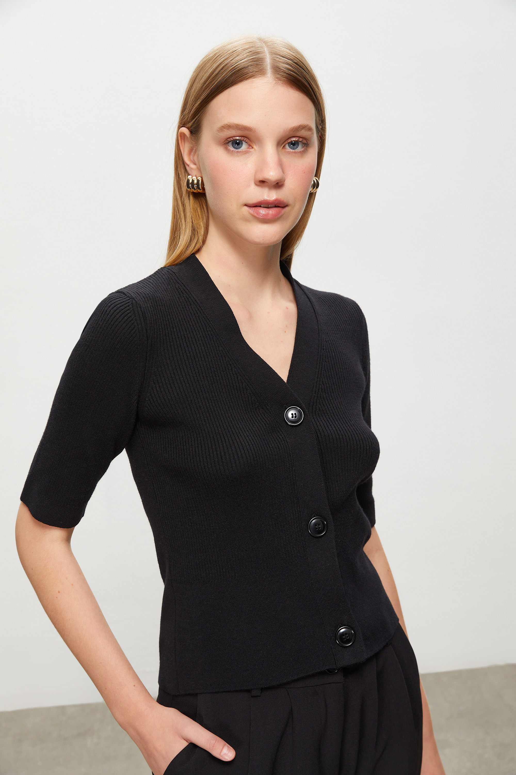 DÜĞMELİ V YAKA TRİKO HIRKA