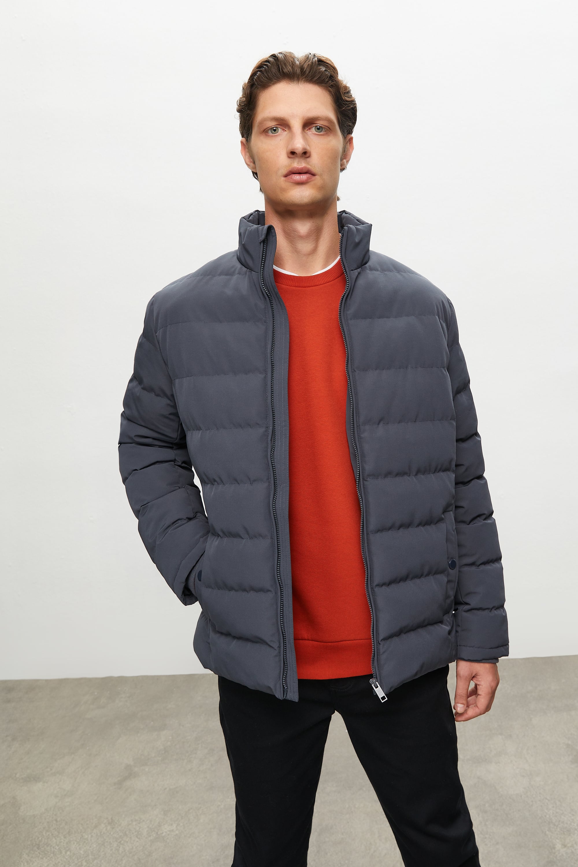 DİK YAKA KAPİTONELİ ŞİŞME MONT