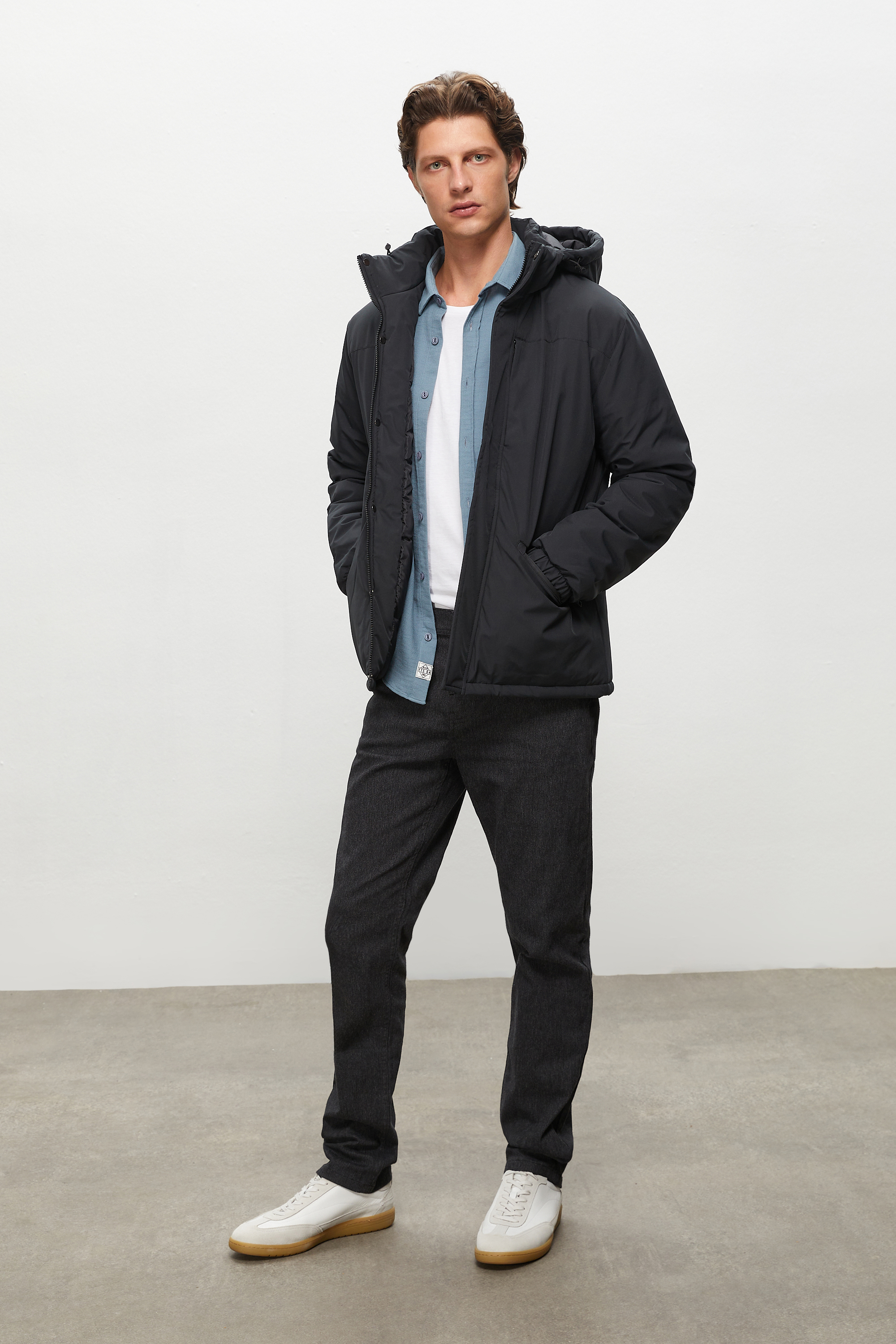 ÇIKARILABİLİR KAPÜŞONLU MONT