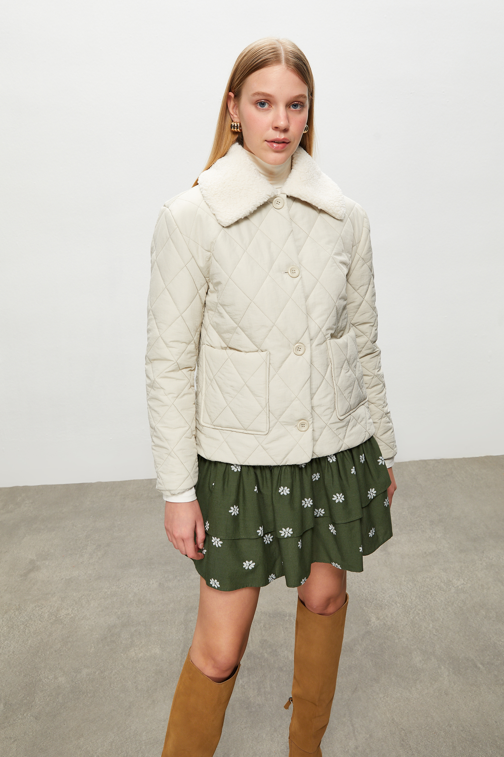 PELÜŞ YAKA KAPİTONELİ MONT