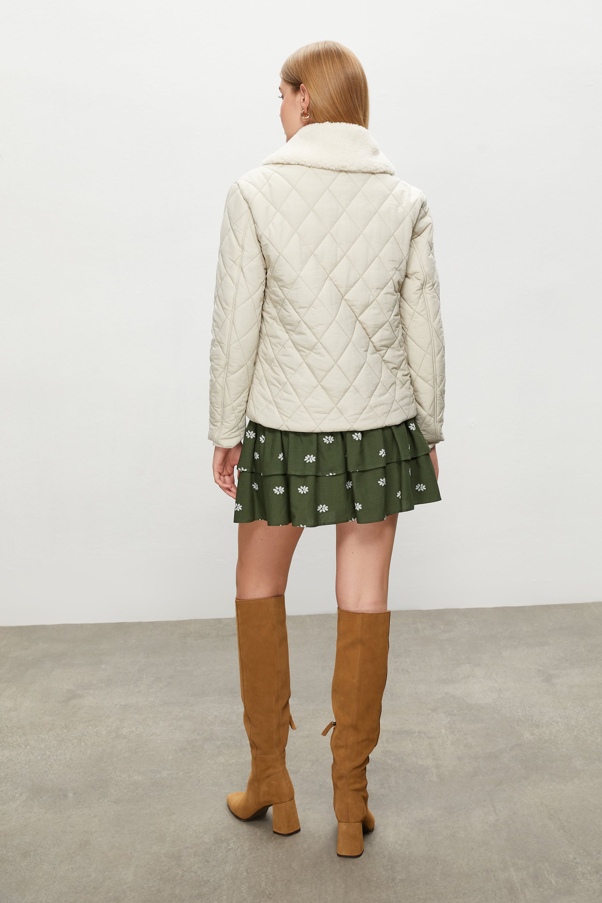 PELÜŞ YAKA KAPİTONELİ MONT