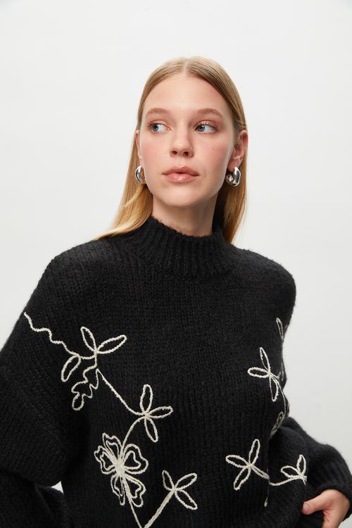  ÇİÇEKLİ DİK YAKA TRİKO KAZAK