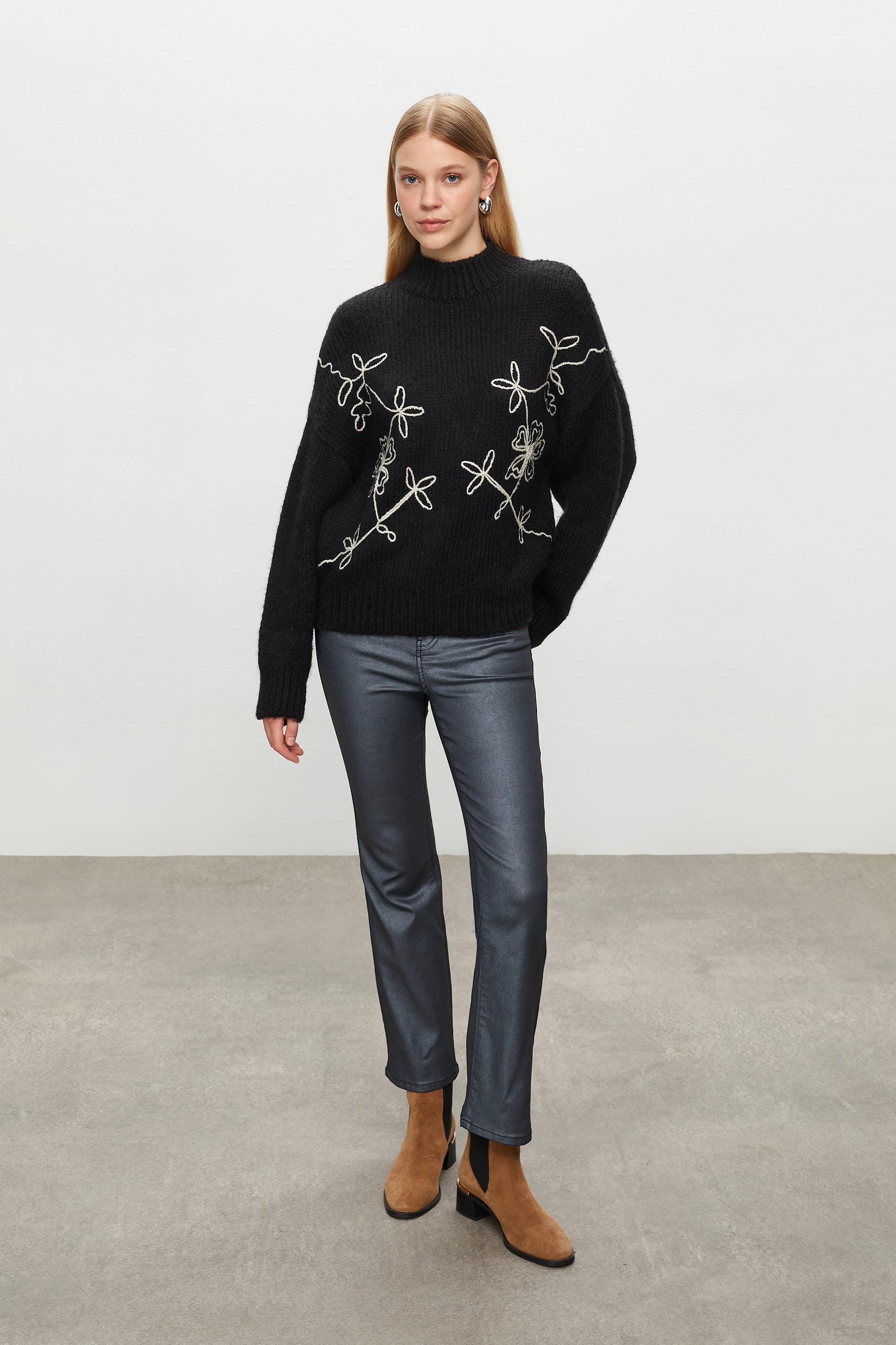 ÇİÇEKLİ DİK YAKA TRİKO KAZAK