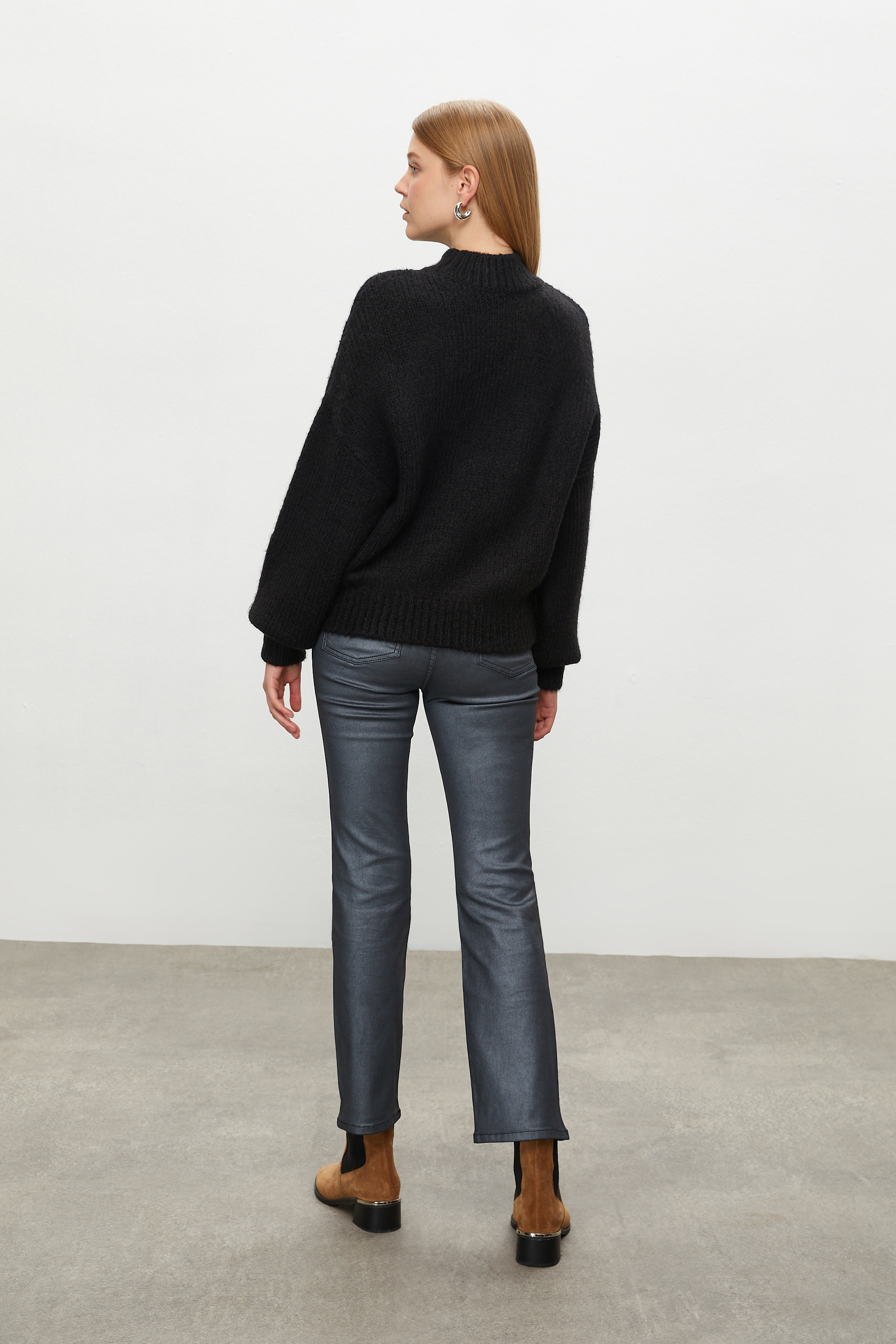 ÇİÇEKLİ DİK YAKA TRİKO KAZAK