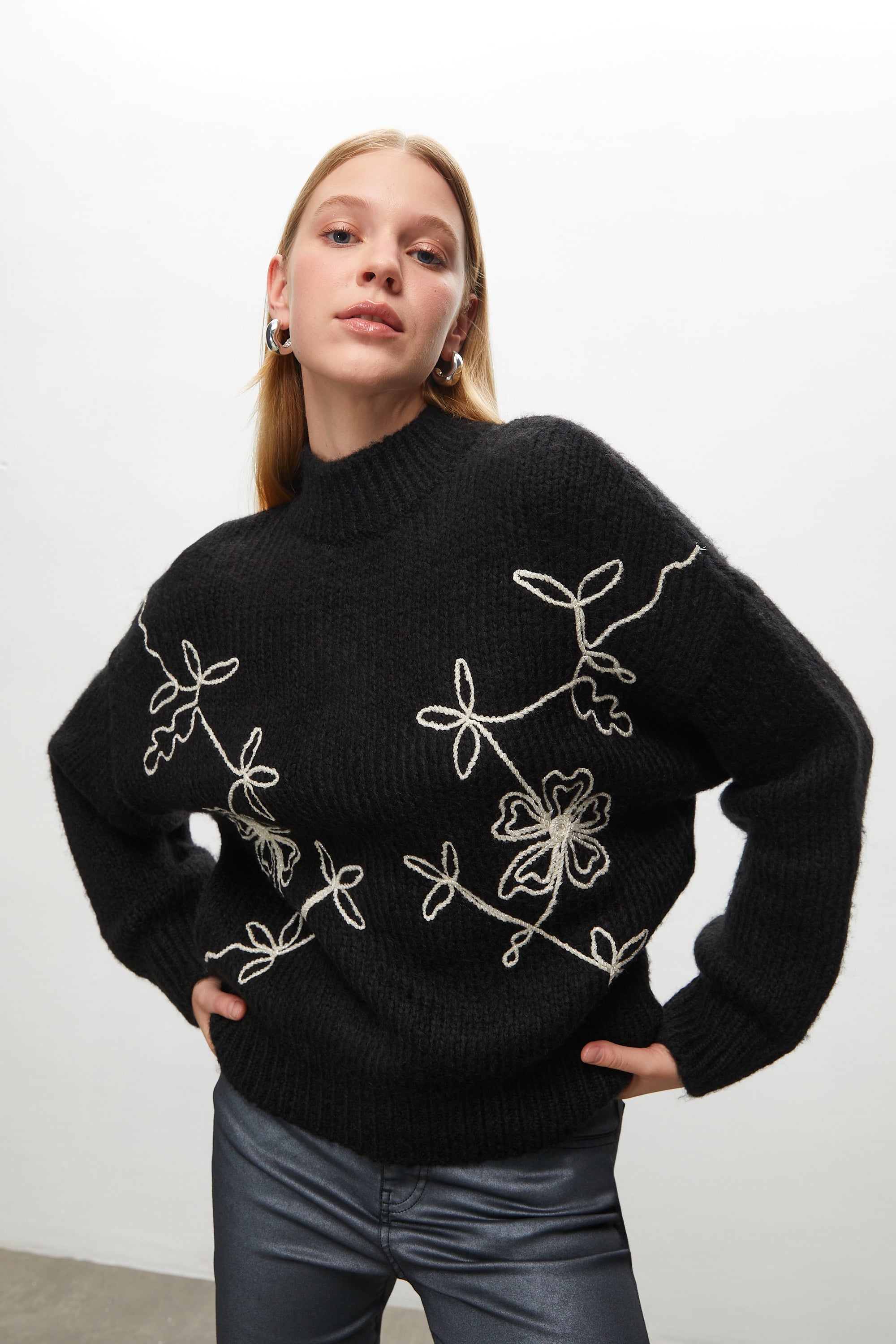 ÇİÇEKLİ DİK YAKA TRİKO KAZAK