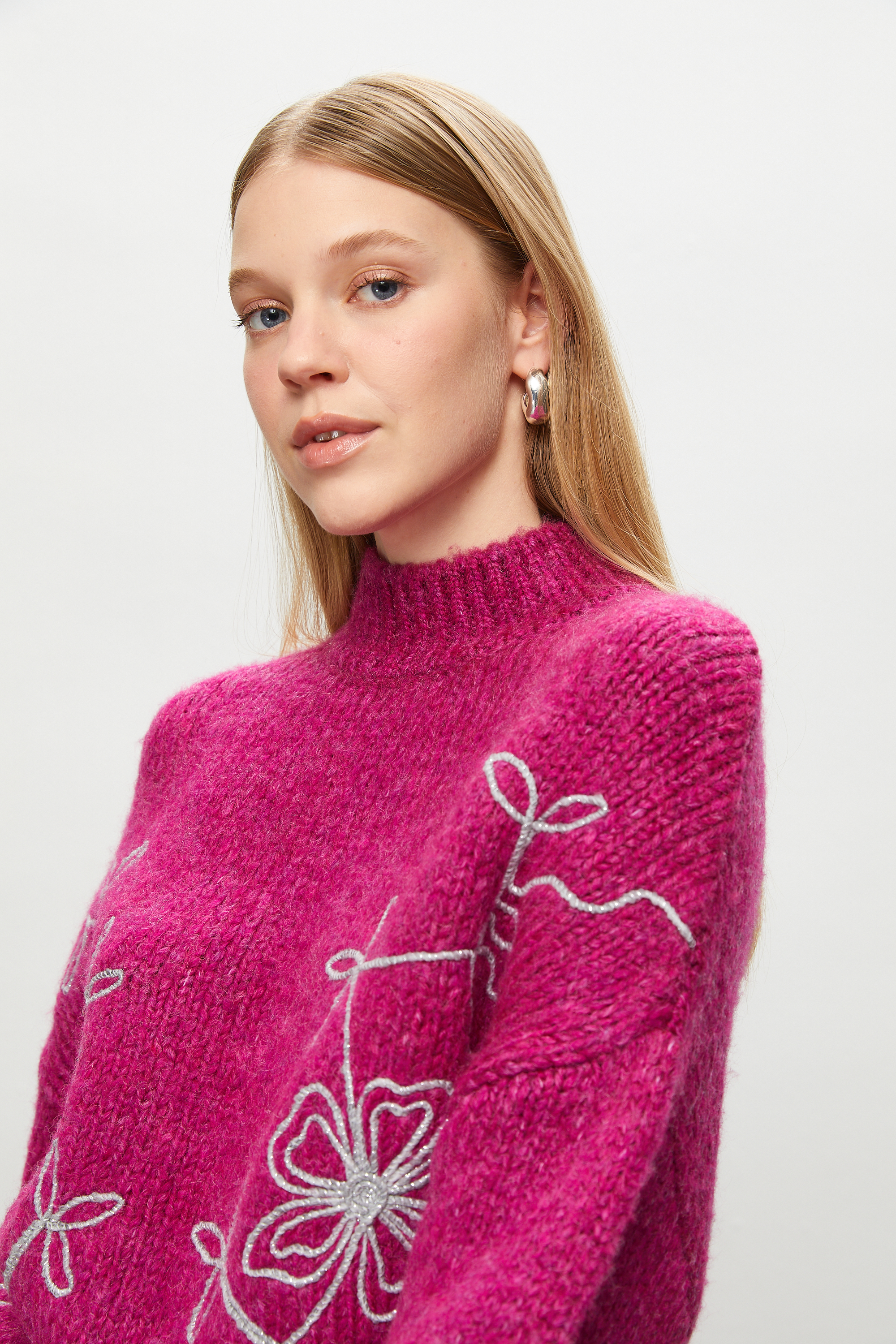 ÇİÇEKLİ DİK YAKA TRİKO KAZAK