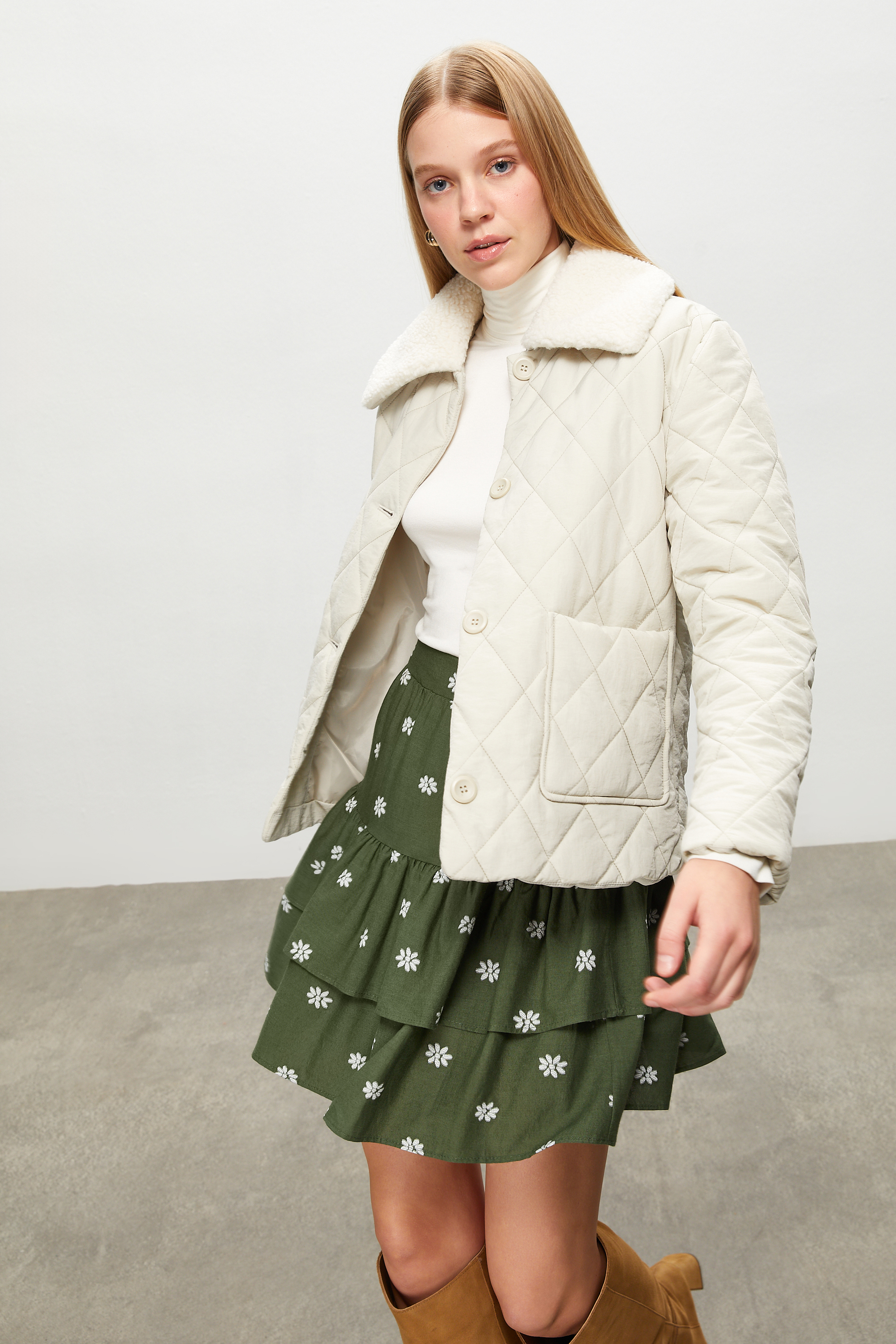 PELÜŞ YAKA KAPİTONELİ MONT