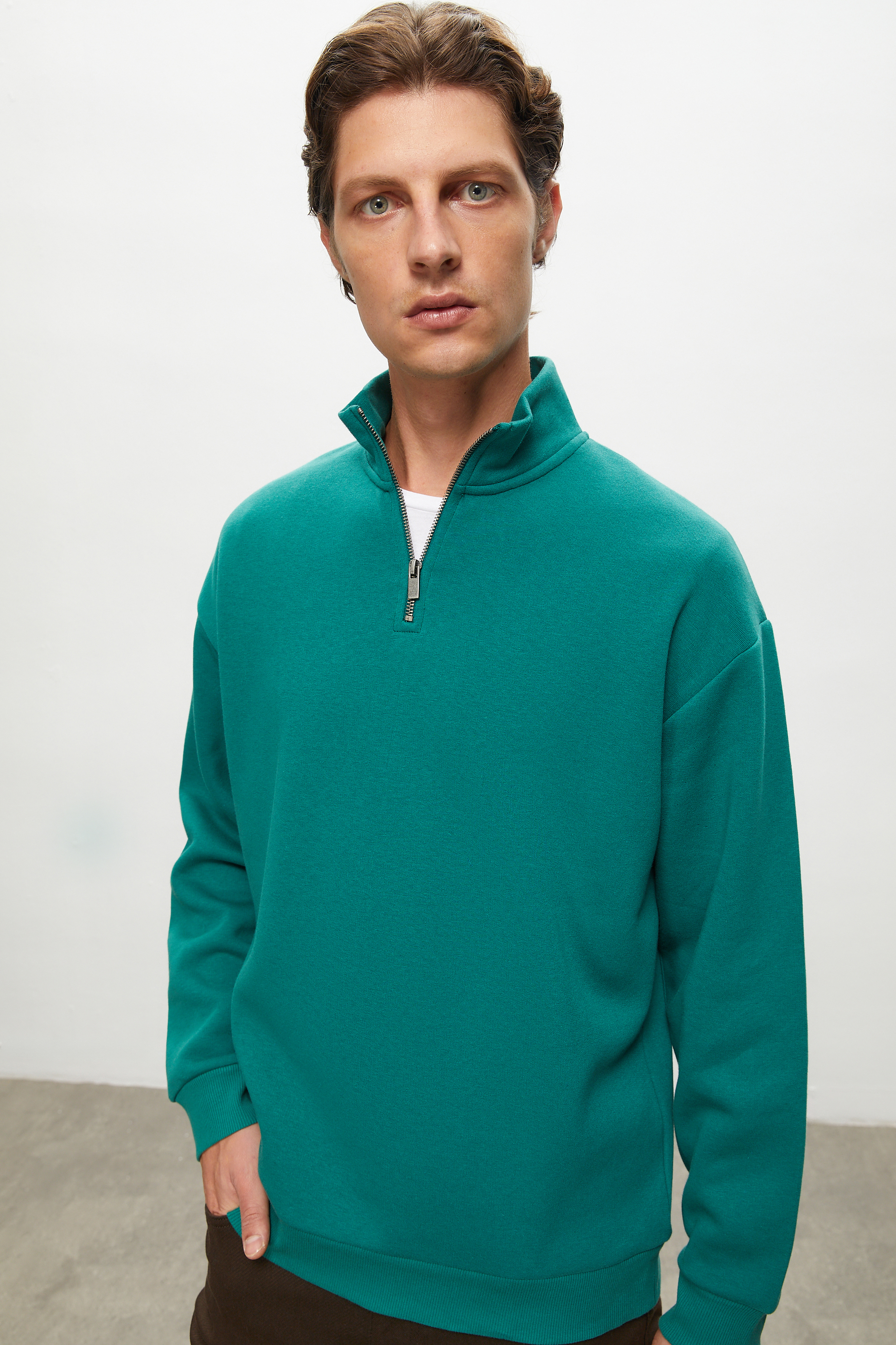 DİK YAKA SWEATSHIRT