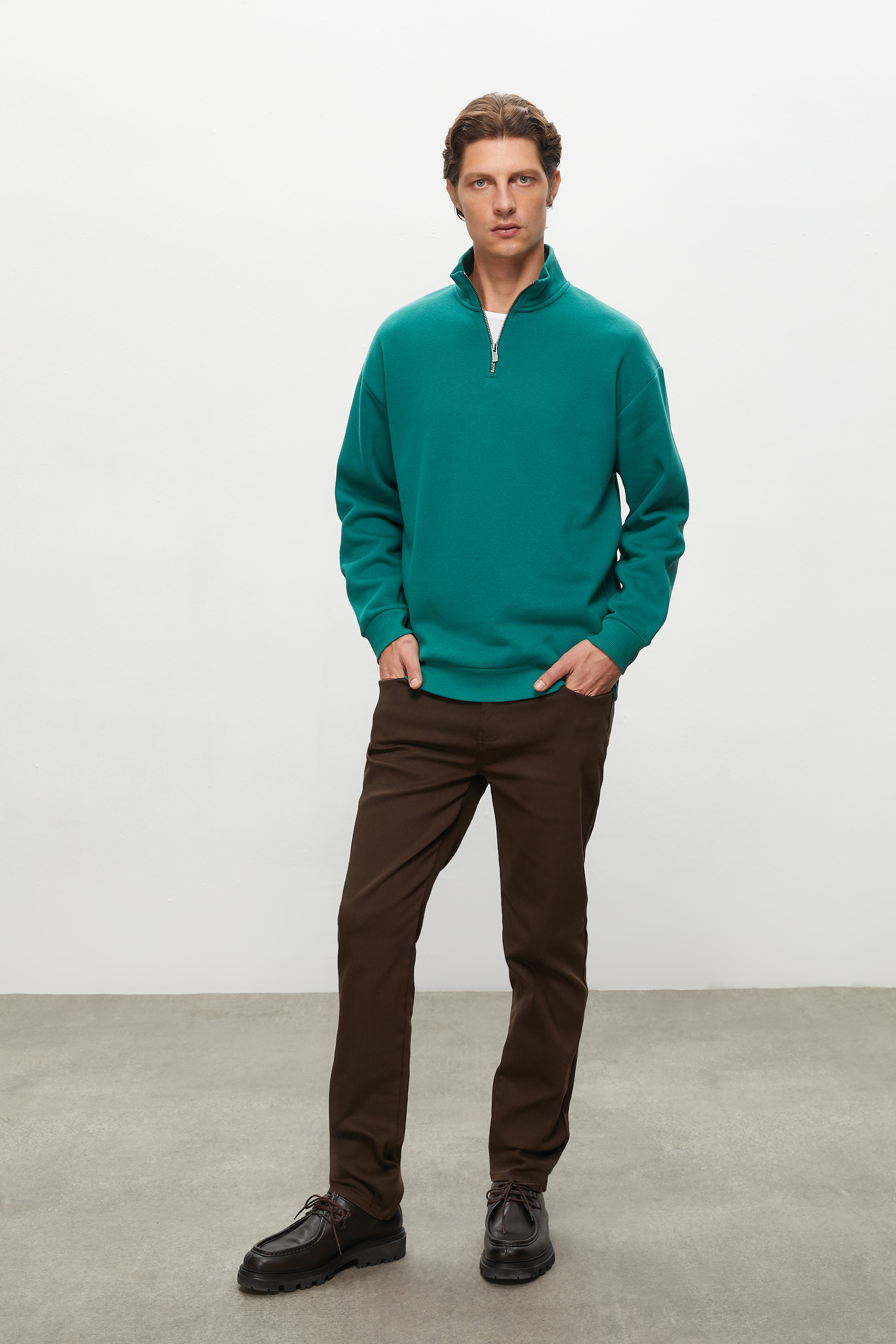 DİK YAKA SWEATSHIRT