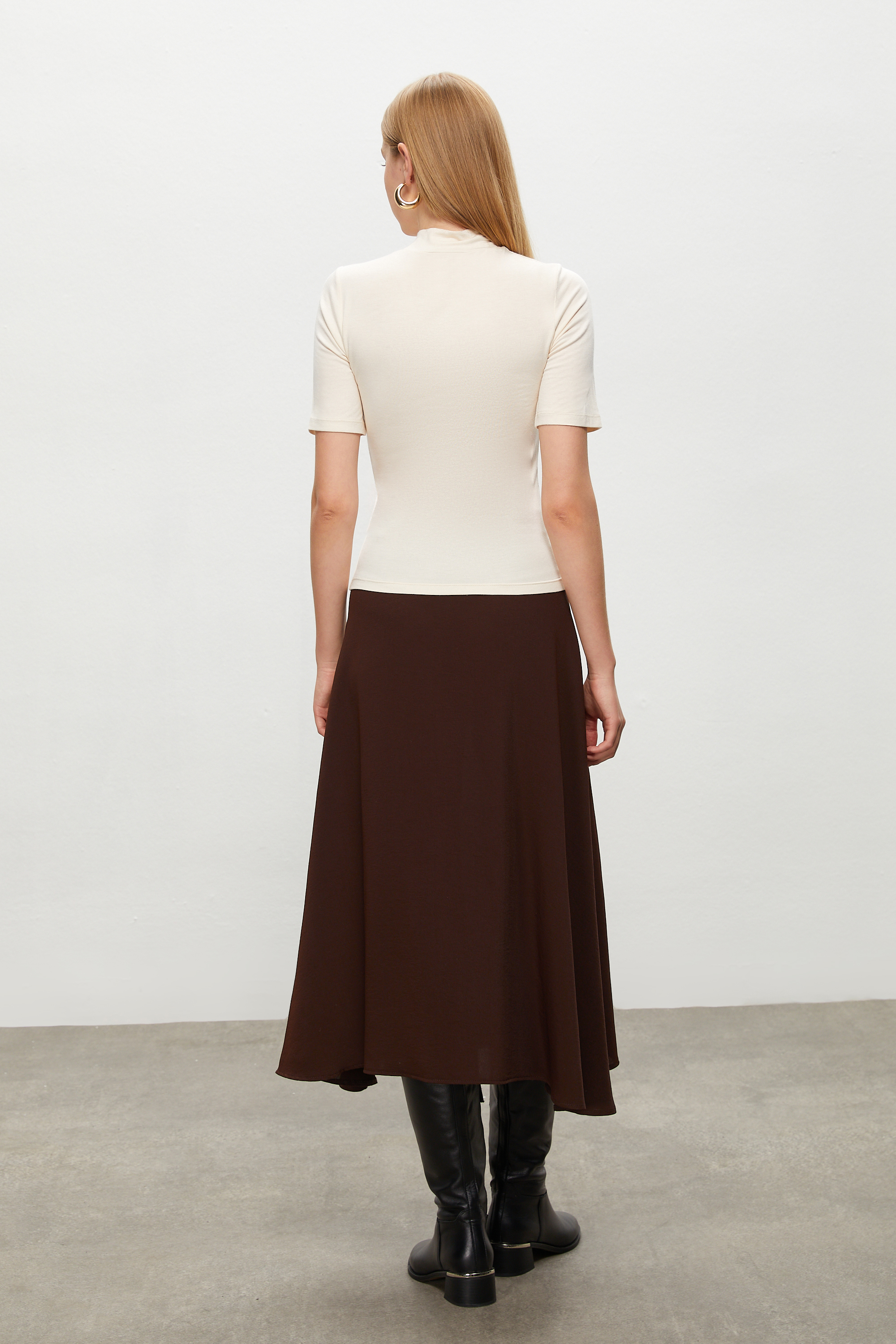 DİK YAKA KISA KOLLU T-SHIRT