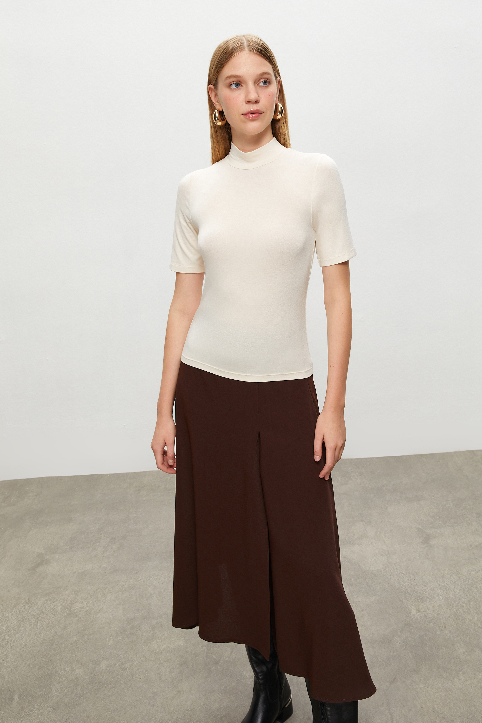 DİK YAKA KISA KOLLU T-SHIRT