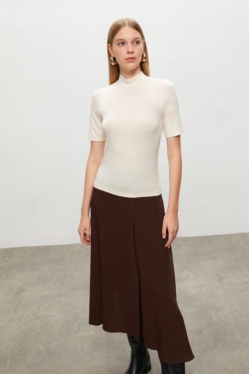  DİK YAKA KISA KOLLU T-SHIRT