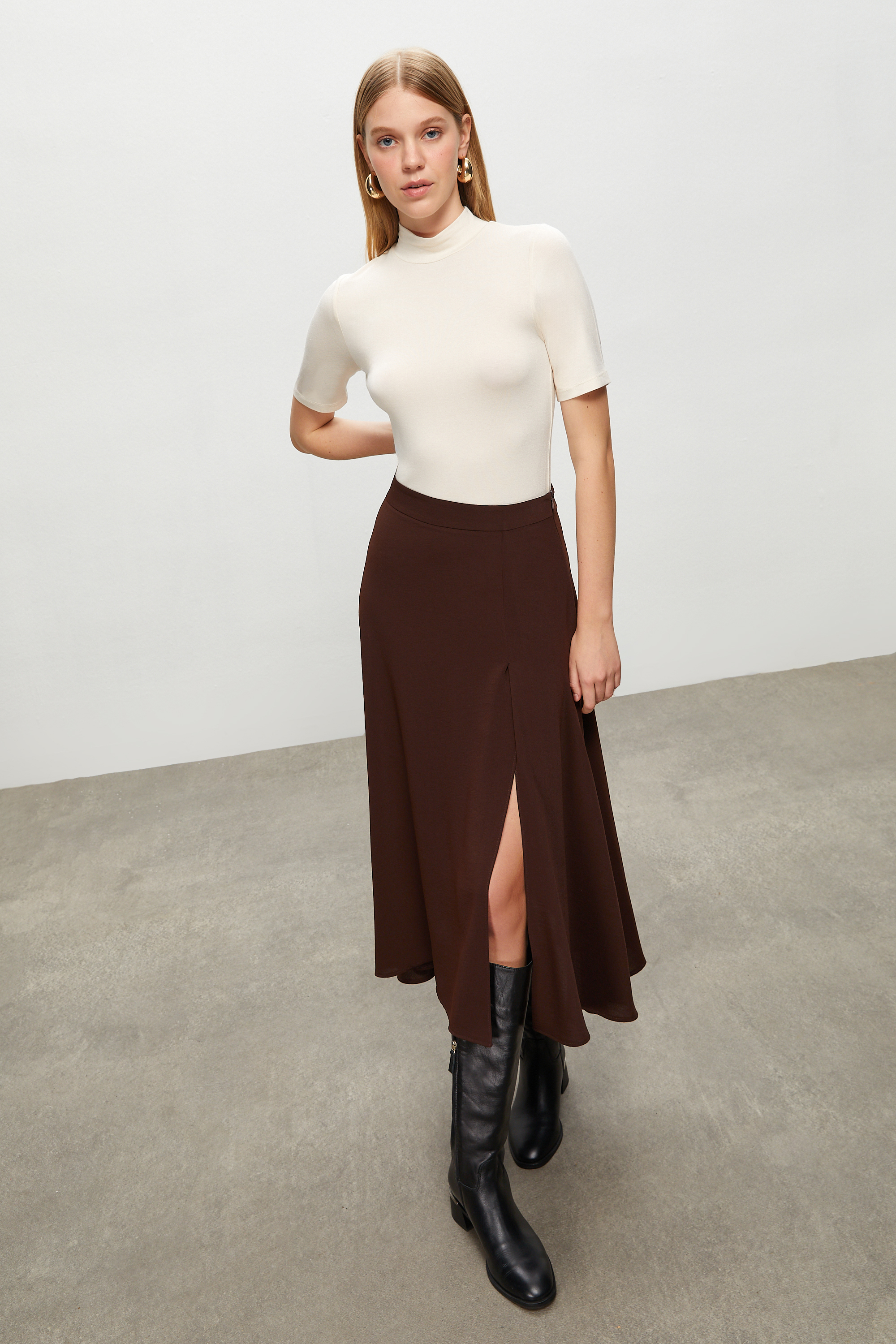 DİK YAKA KISA KOLLU T-SHIRT