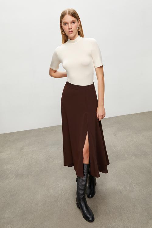  DİK YAKA KISA KOLLU T-SHIRT