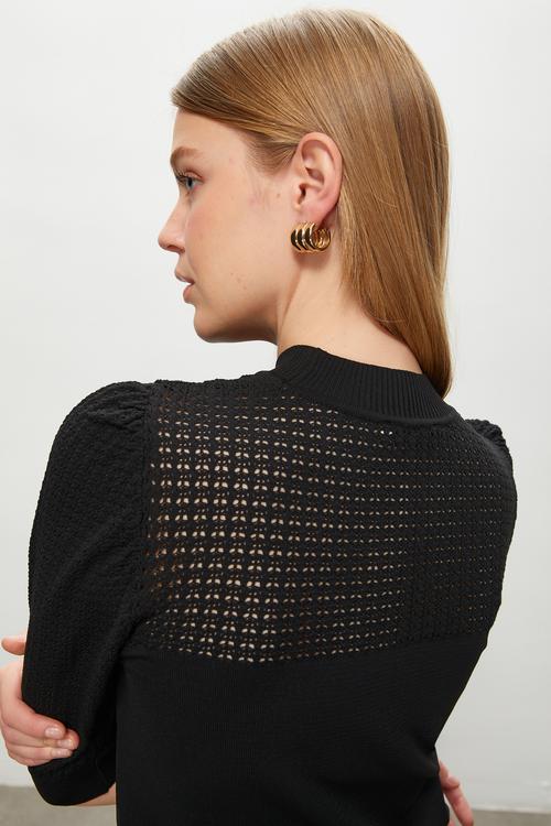  DOKULU DİK YAKA TRİKO KAZAK