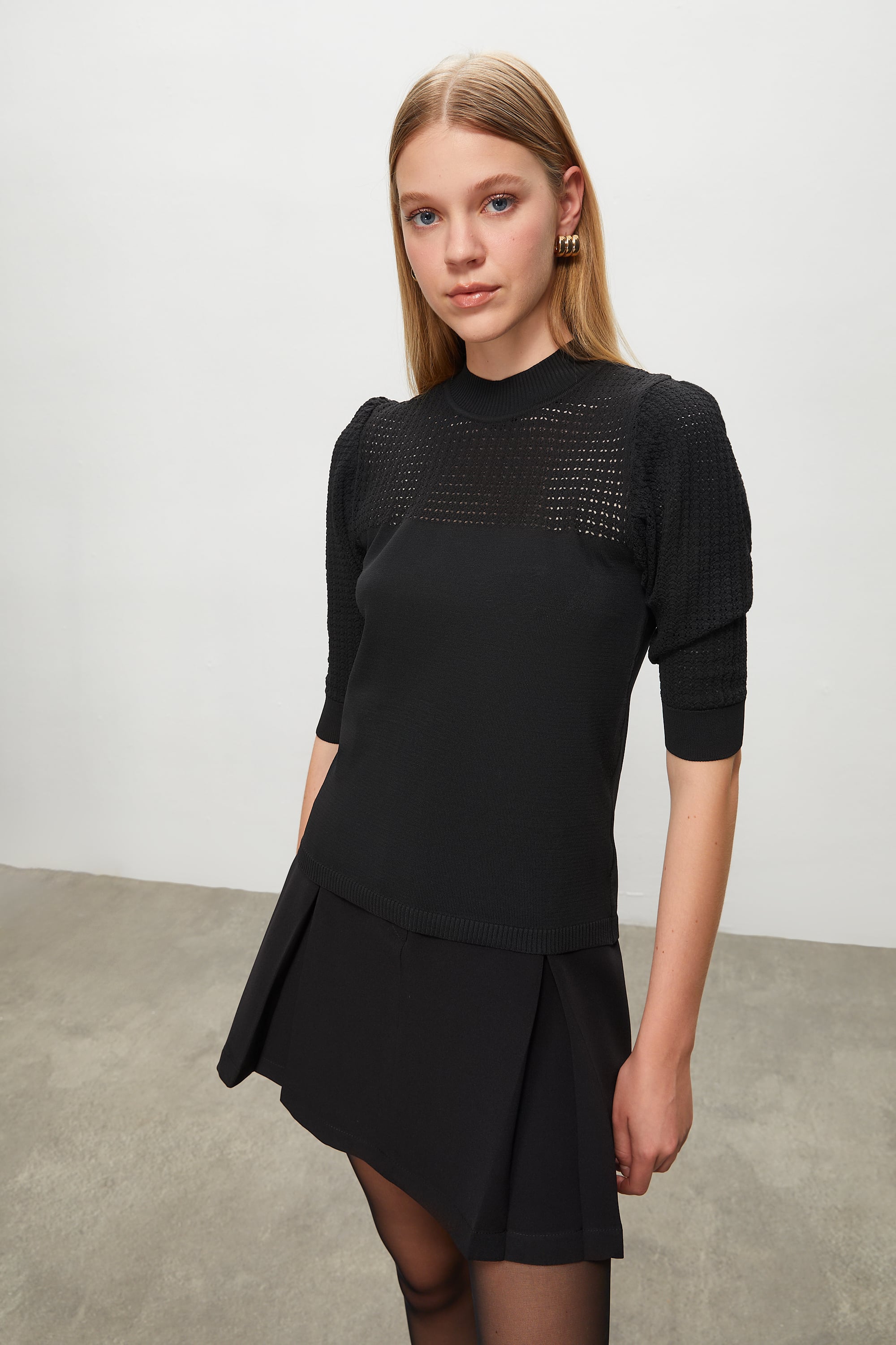 DOKULU DİK YAKA TRİKO KAZAK