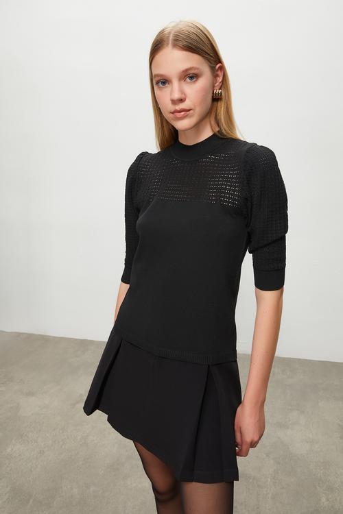  DOKULU DİK YAKA TRİKO KAZAK