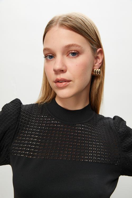  DOKULU DİK YAKA TRİKO KAZAK