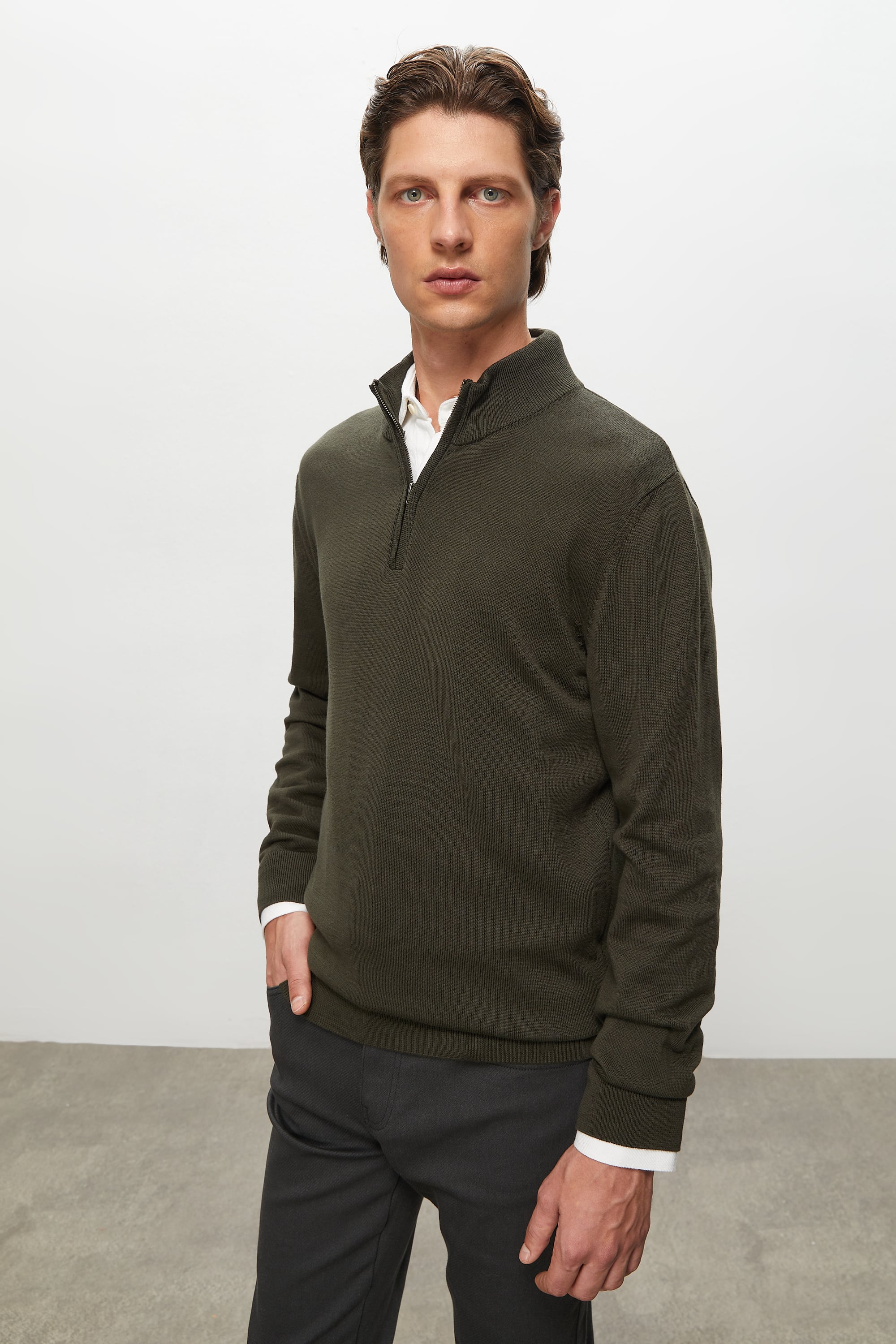 DİK YAKA YARIM FERMUARLI KAZAK