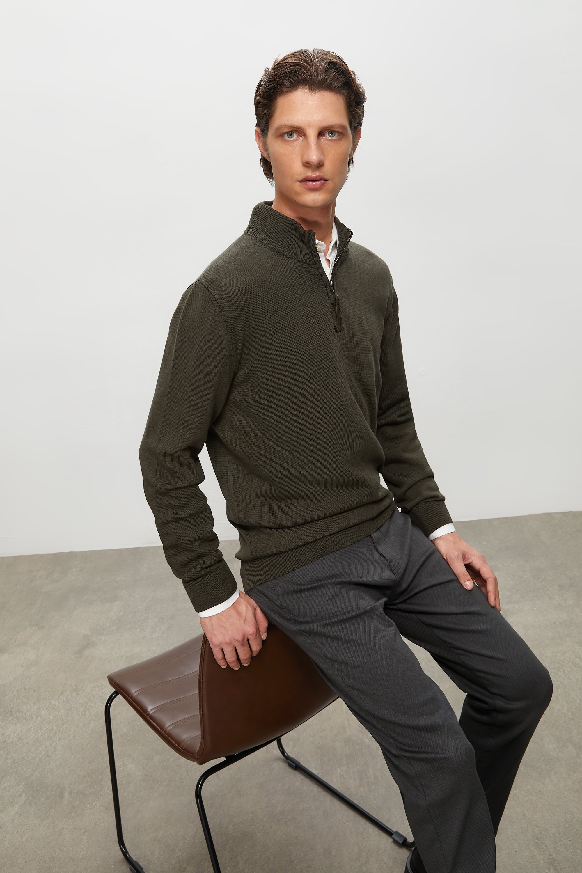 DİK YAKA YARIM FERMUARLI KAZAK