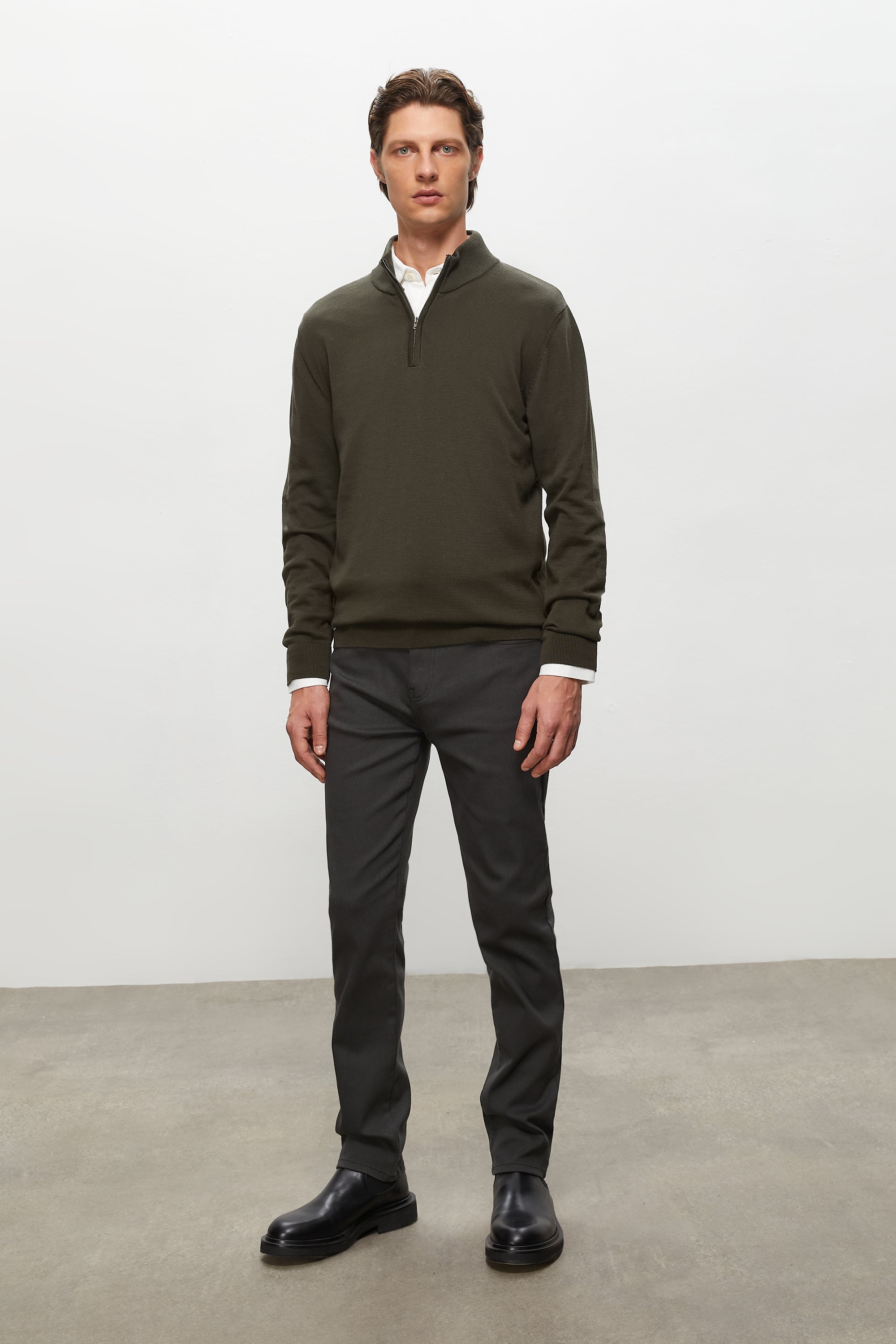 DİK YAKA YARIM FERMUARLI KAZAK