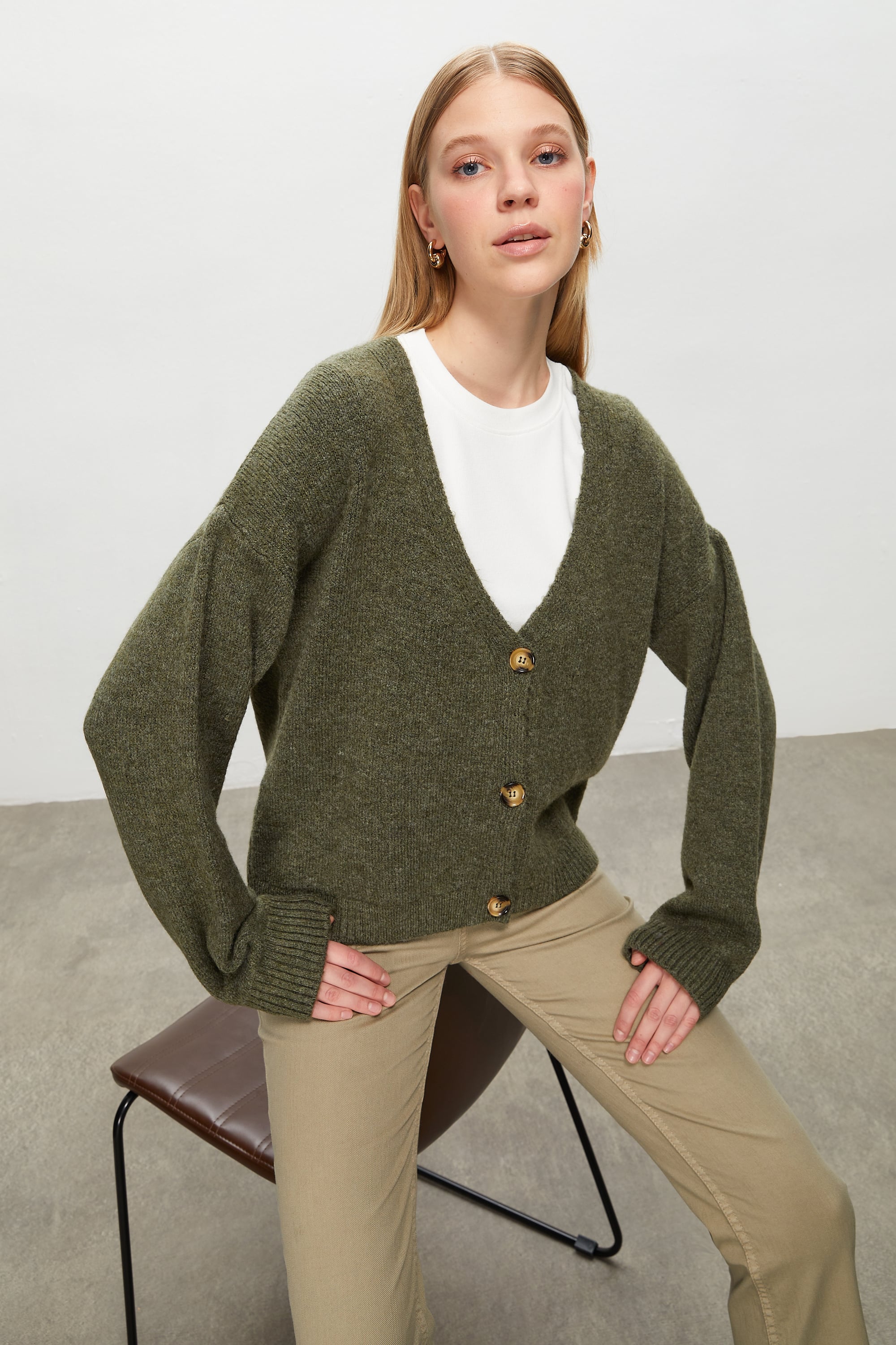 DÜĞMELİ V YAKA TRİKO HIRKA