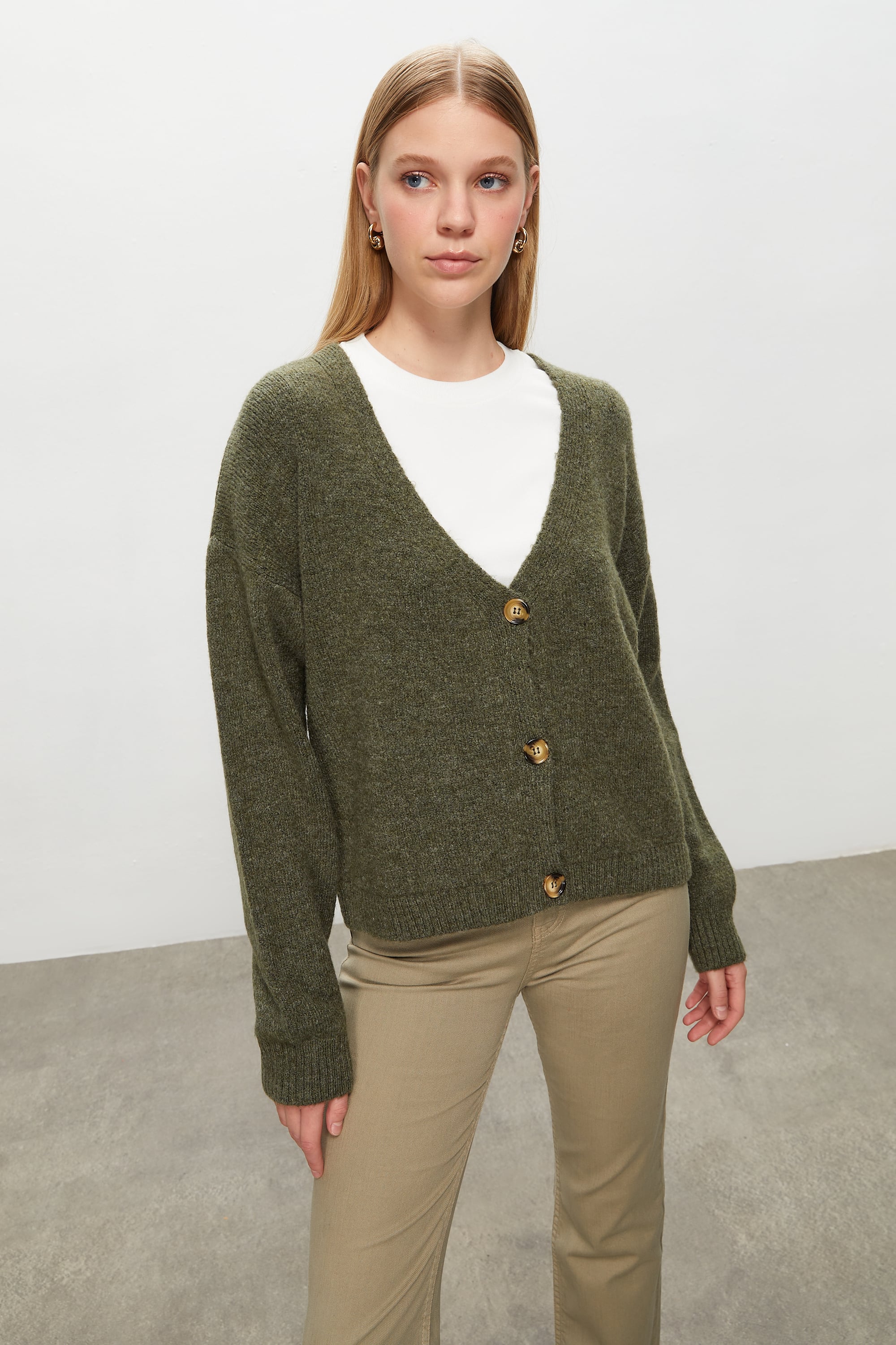 DÜĞMELİ V YAKA TRİKO HIRKA