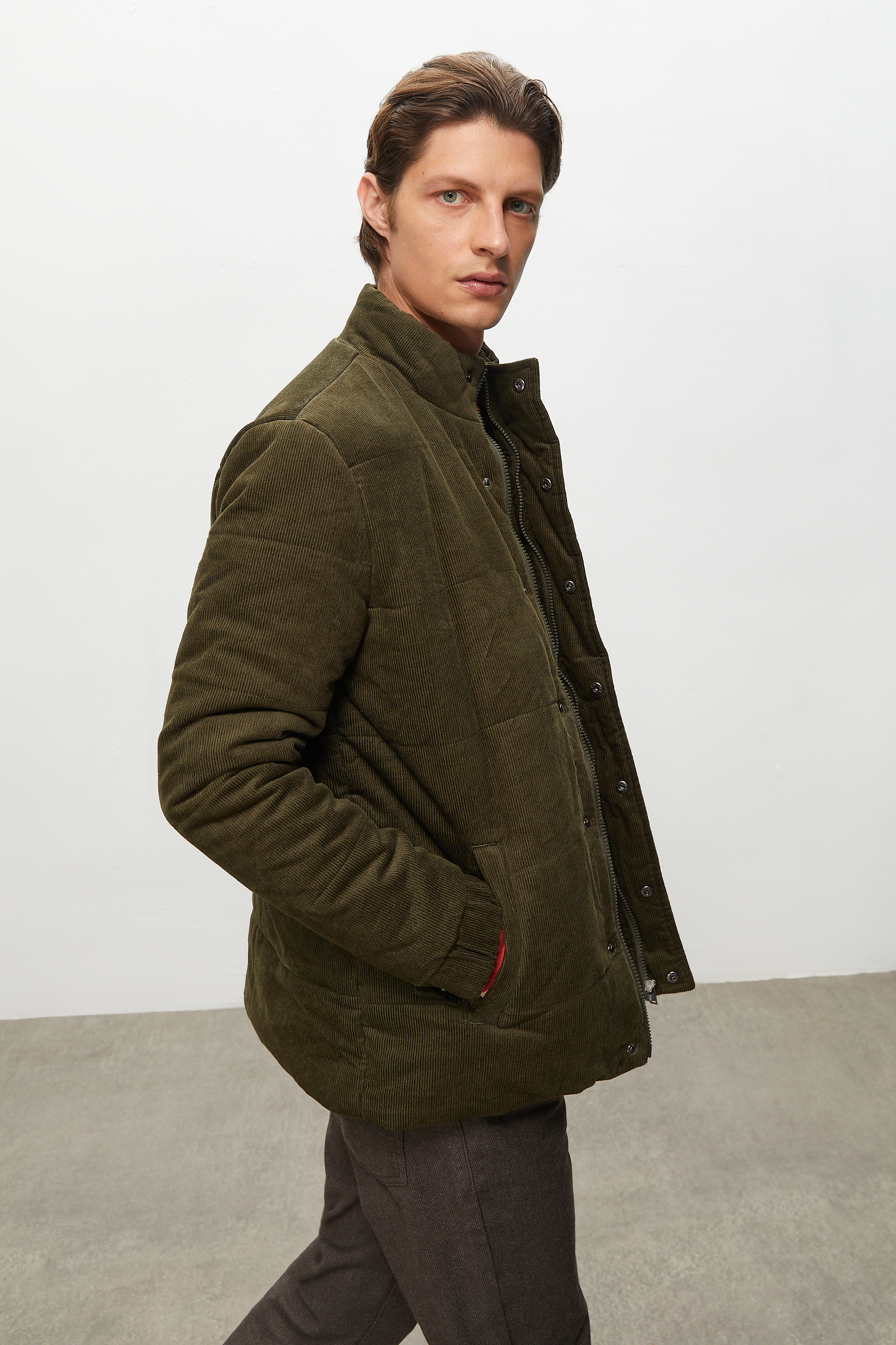 KADİFE DOKULU DİK YAKA ŞİŞME MONT