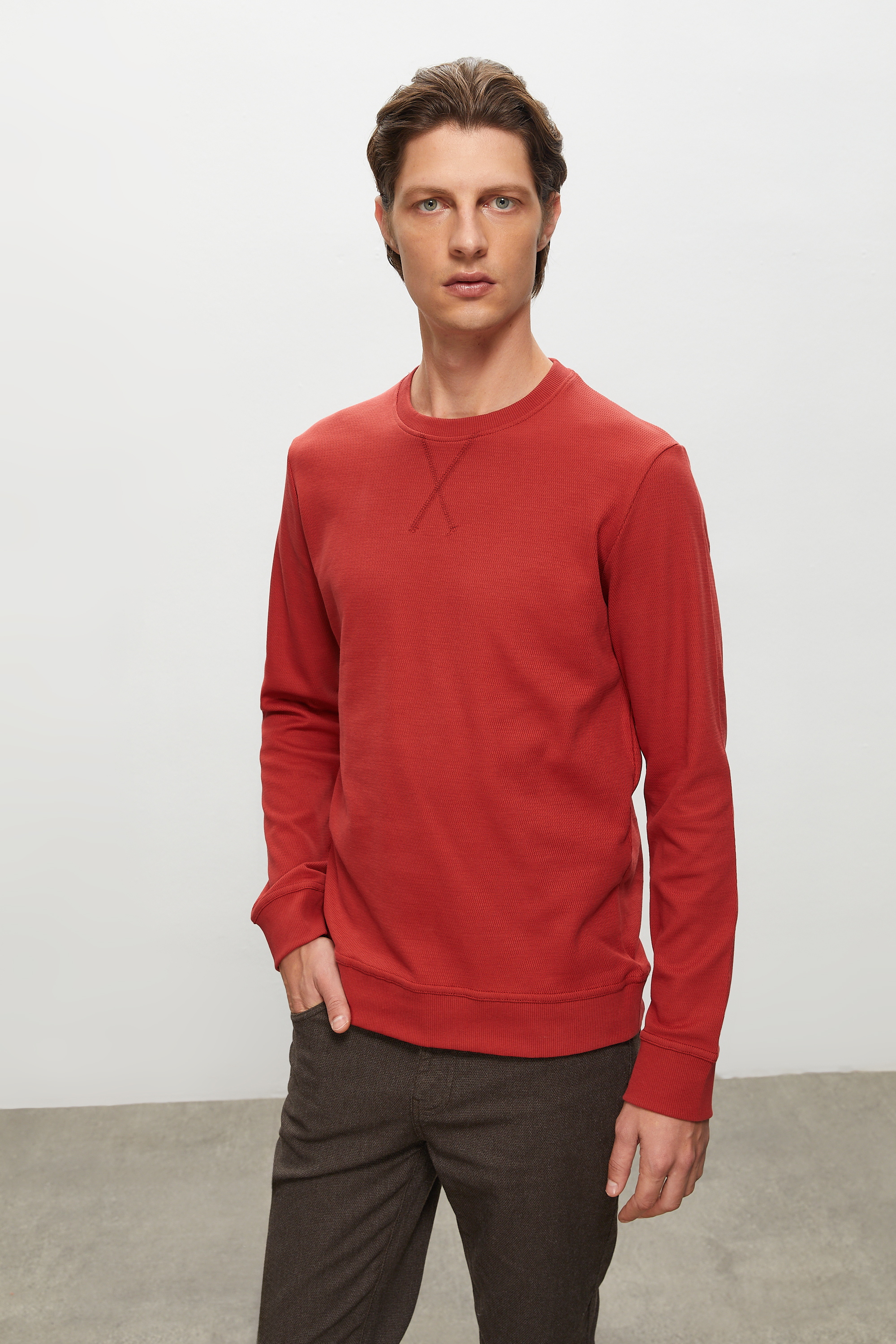 DOKULU BİSİKLET YAKA SWEATSHIRT