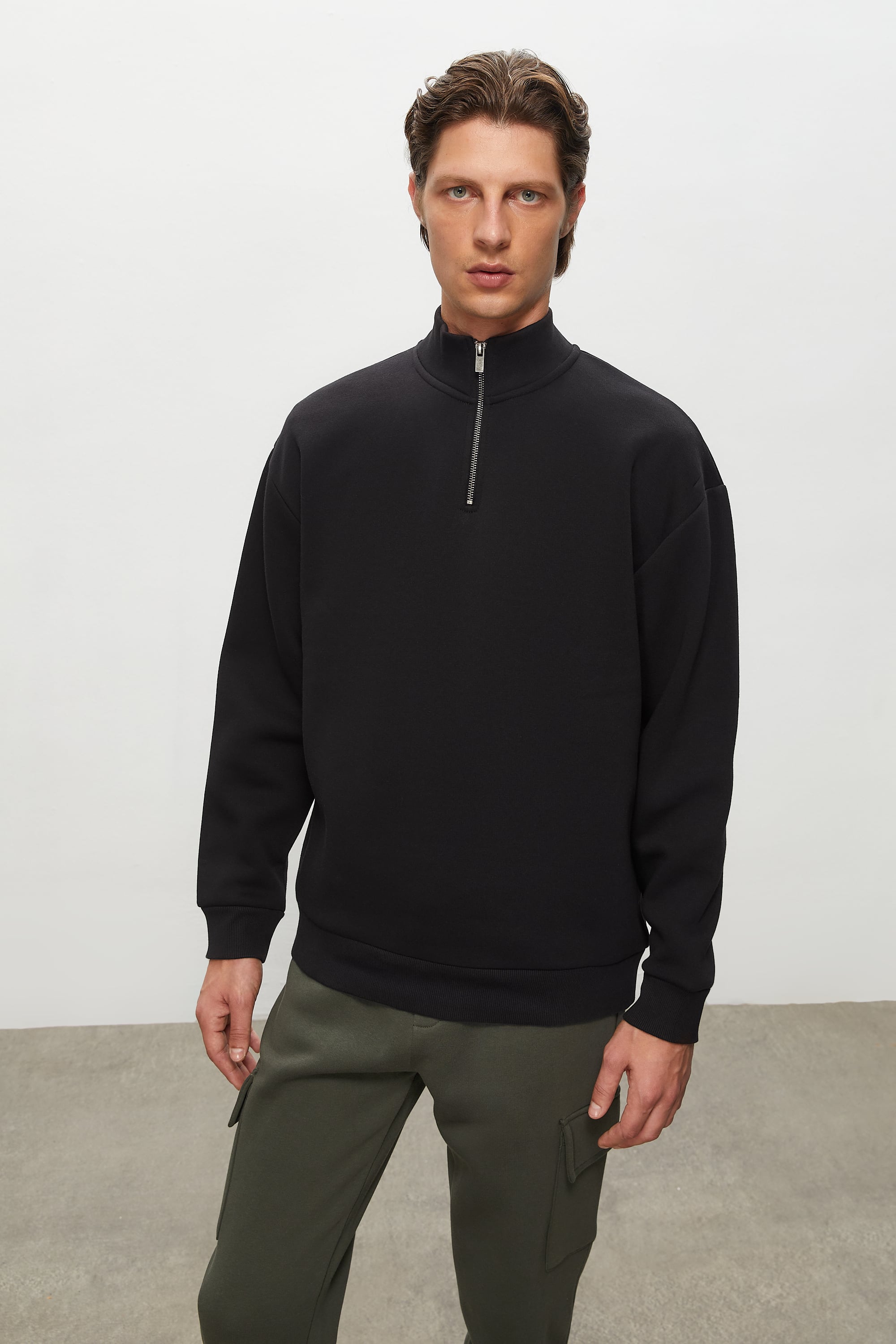 DİK YAKA SWEATSHIRT