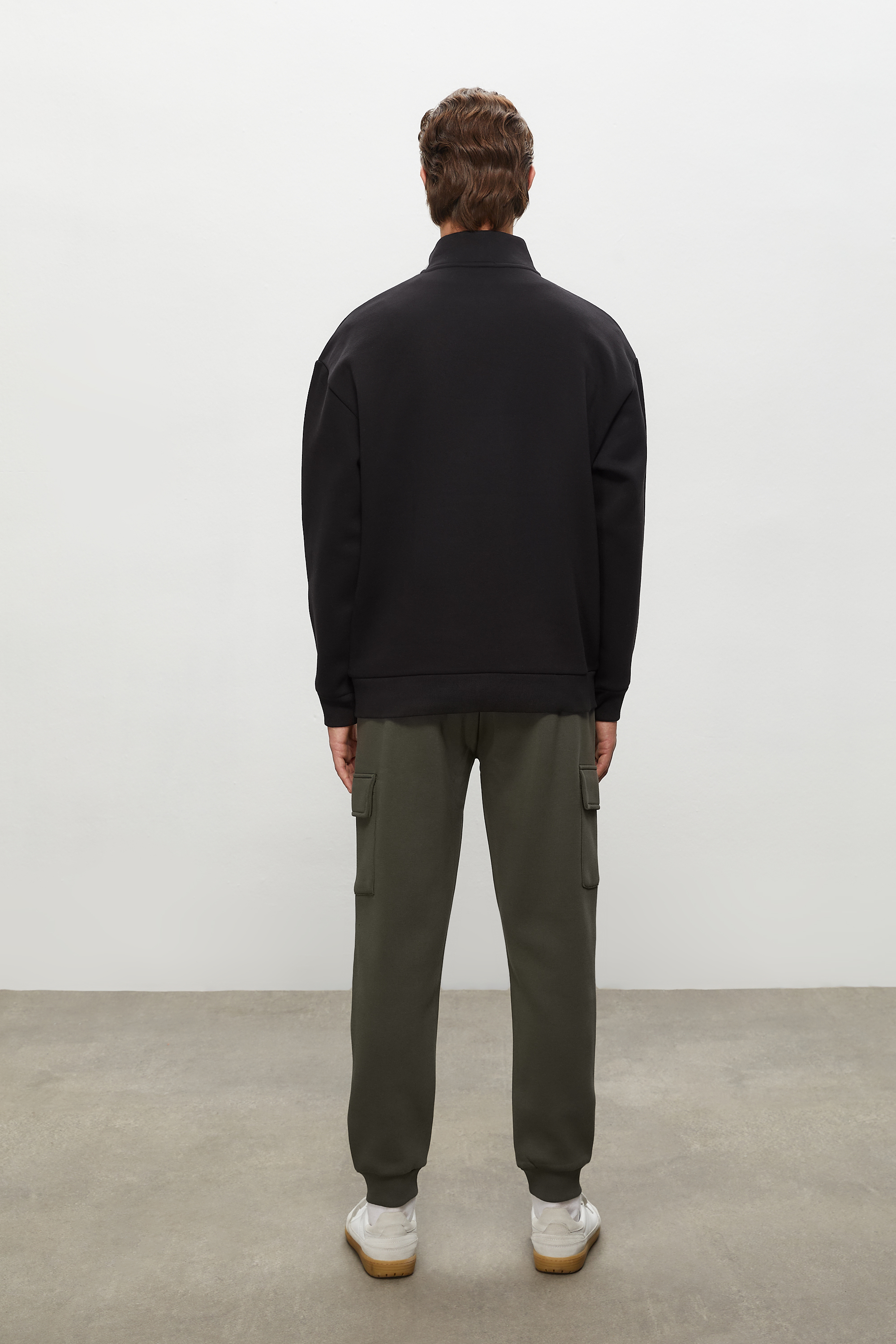 DİK YAKA SWEATSHIRT