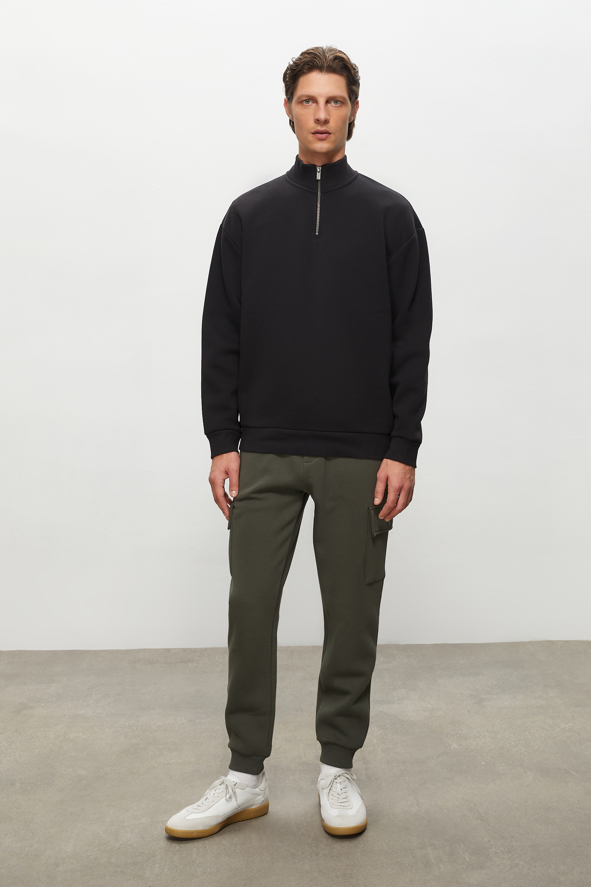 DİK YAKA SWEATSHIRT