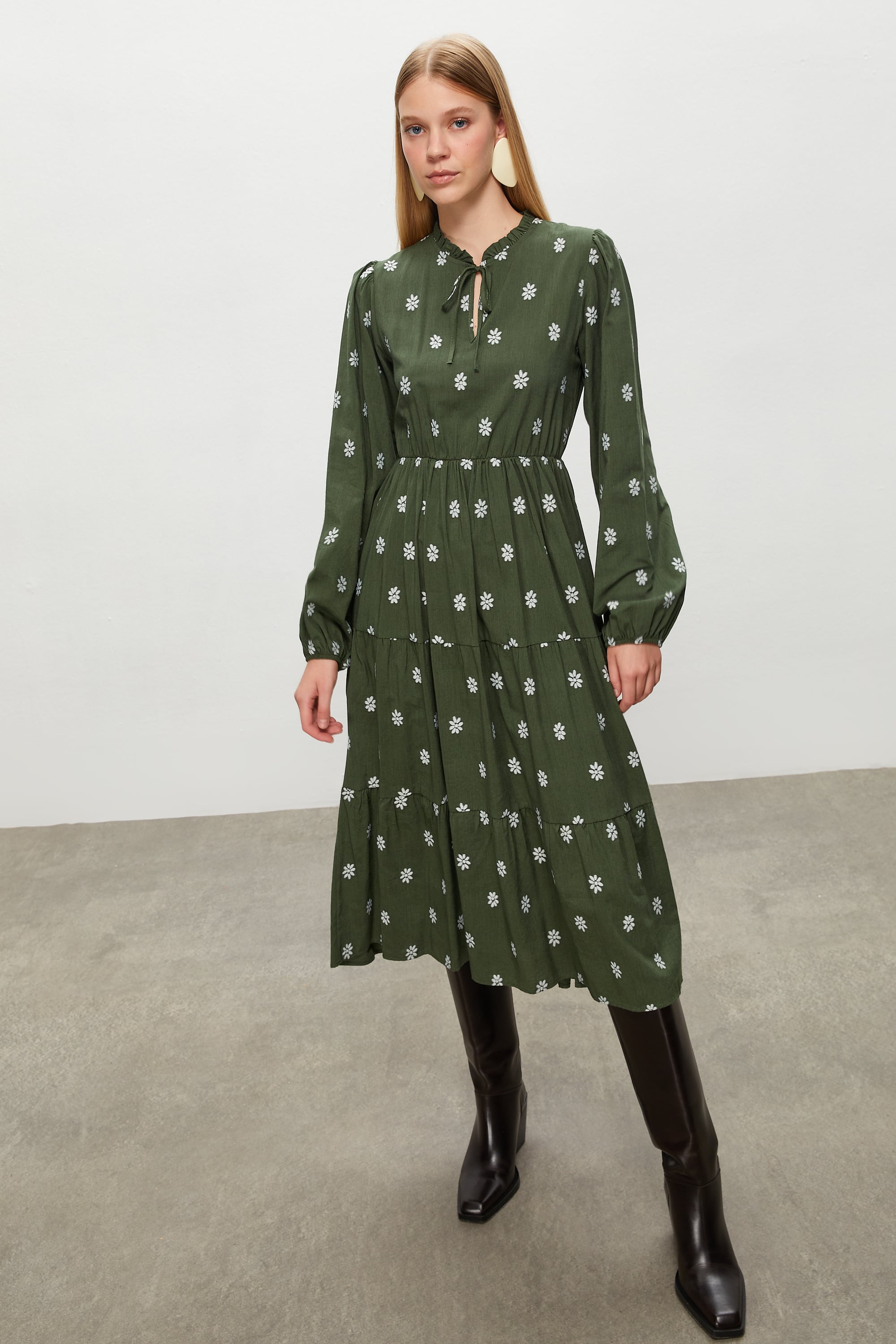 ÇİÇEK NAKIŞLI A FORM MİDİ ELBİSE