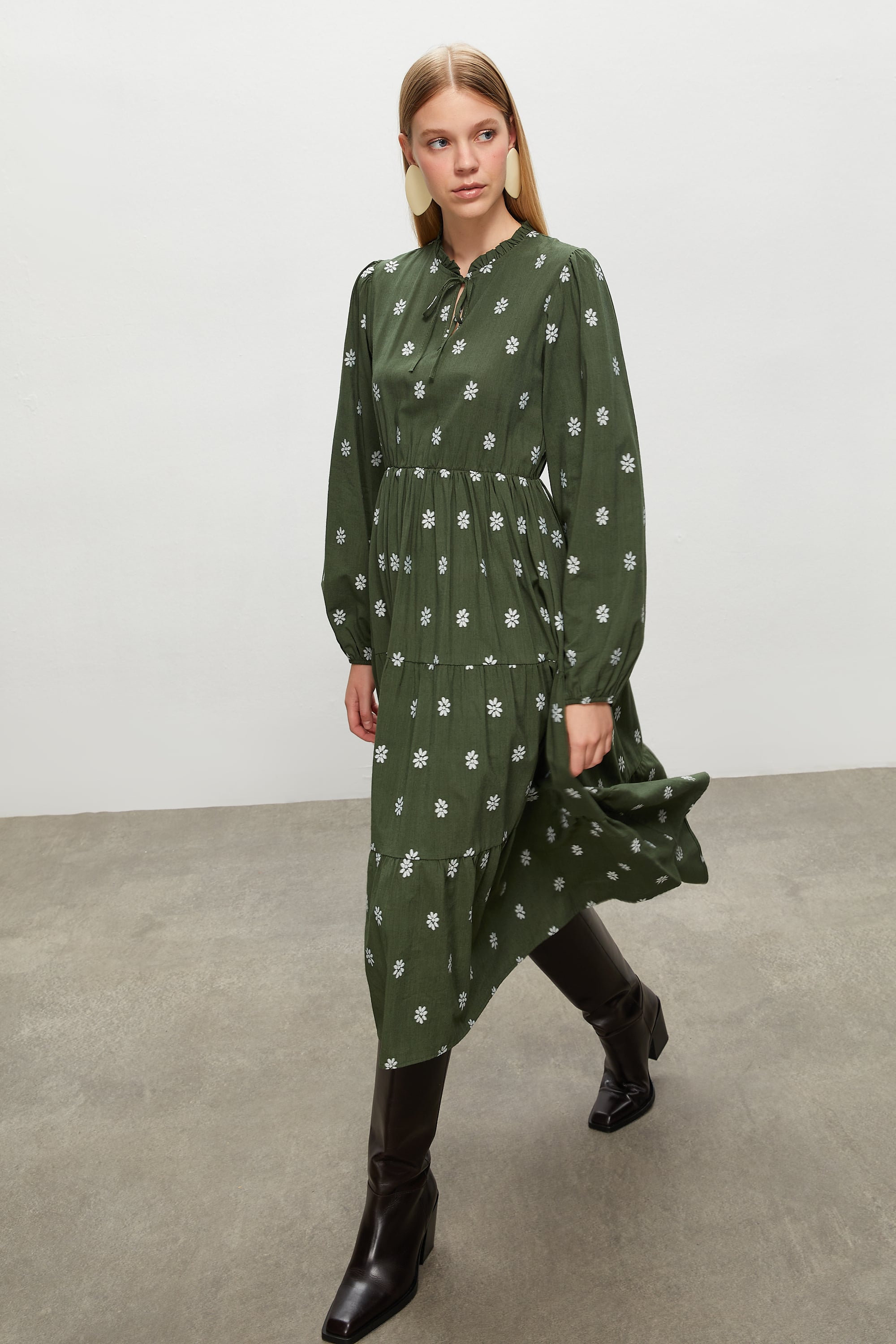 ÇİÇEK NAKIŞLI A FORM MİDİ ELBİSE