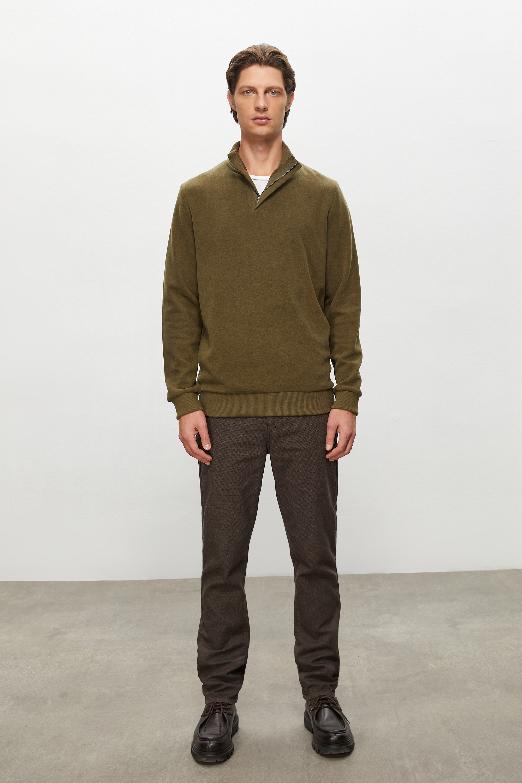 DİK YAKA SWEATSHIRT