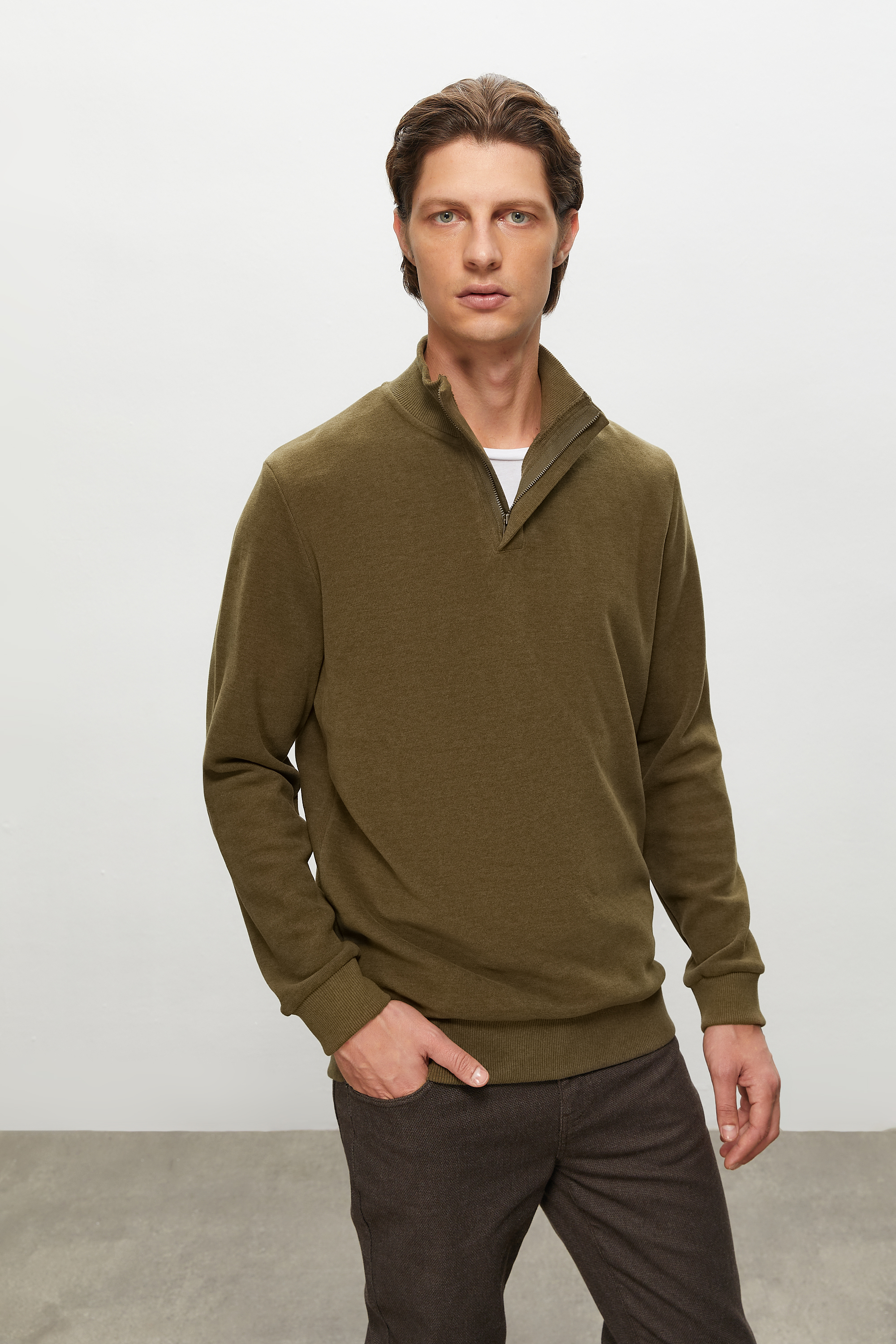 DİK YAKA SWEATSHIRT
