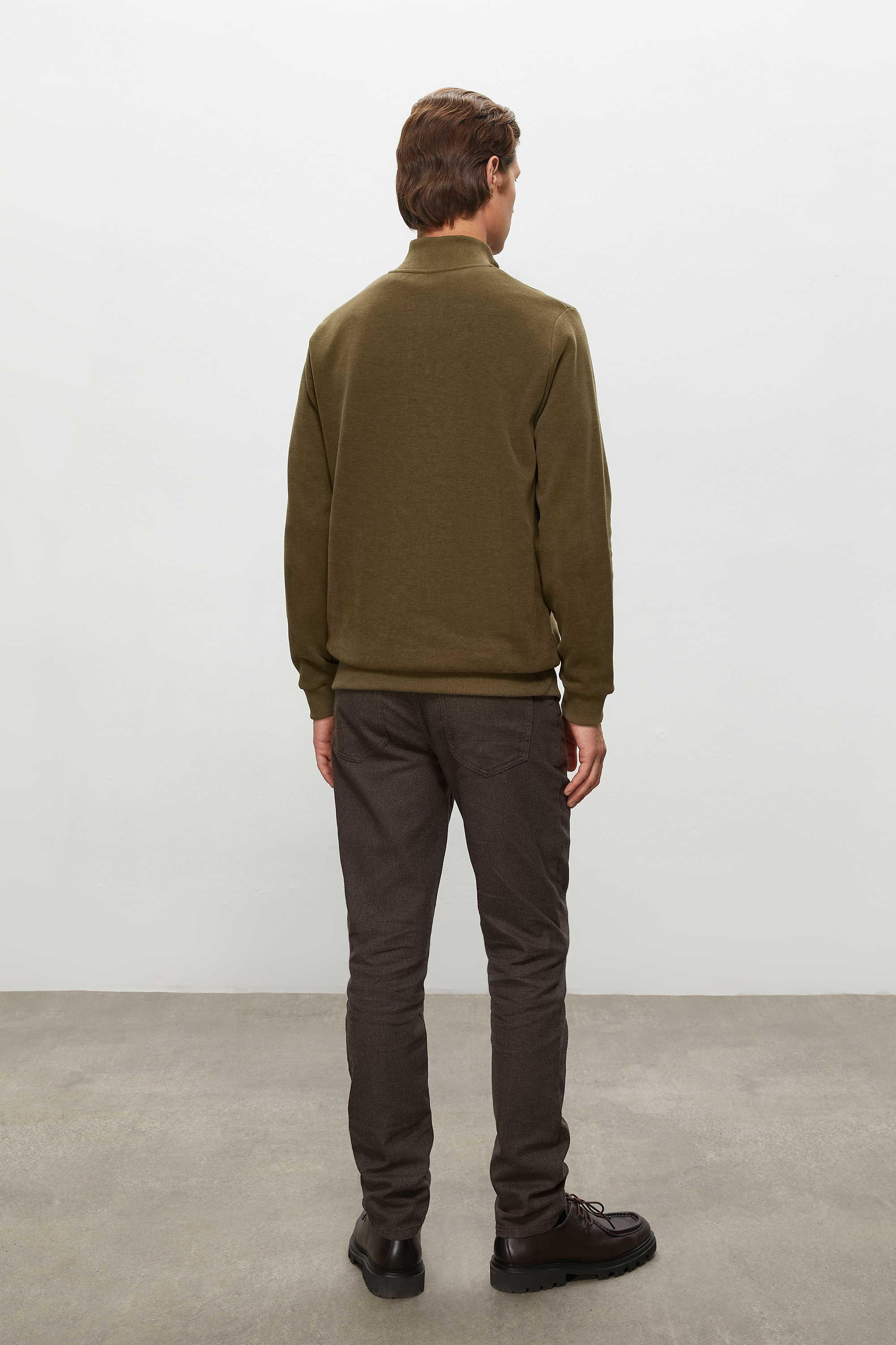 DİK YAKA SWEATSHIRT