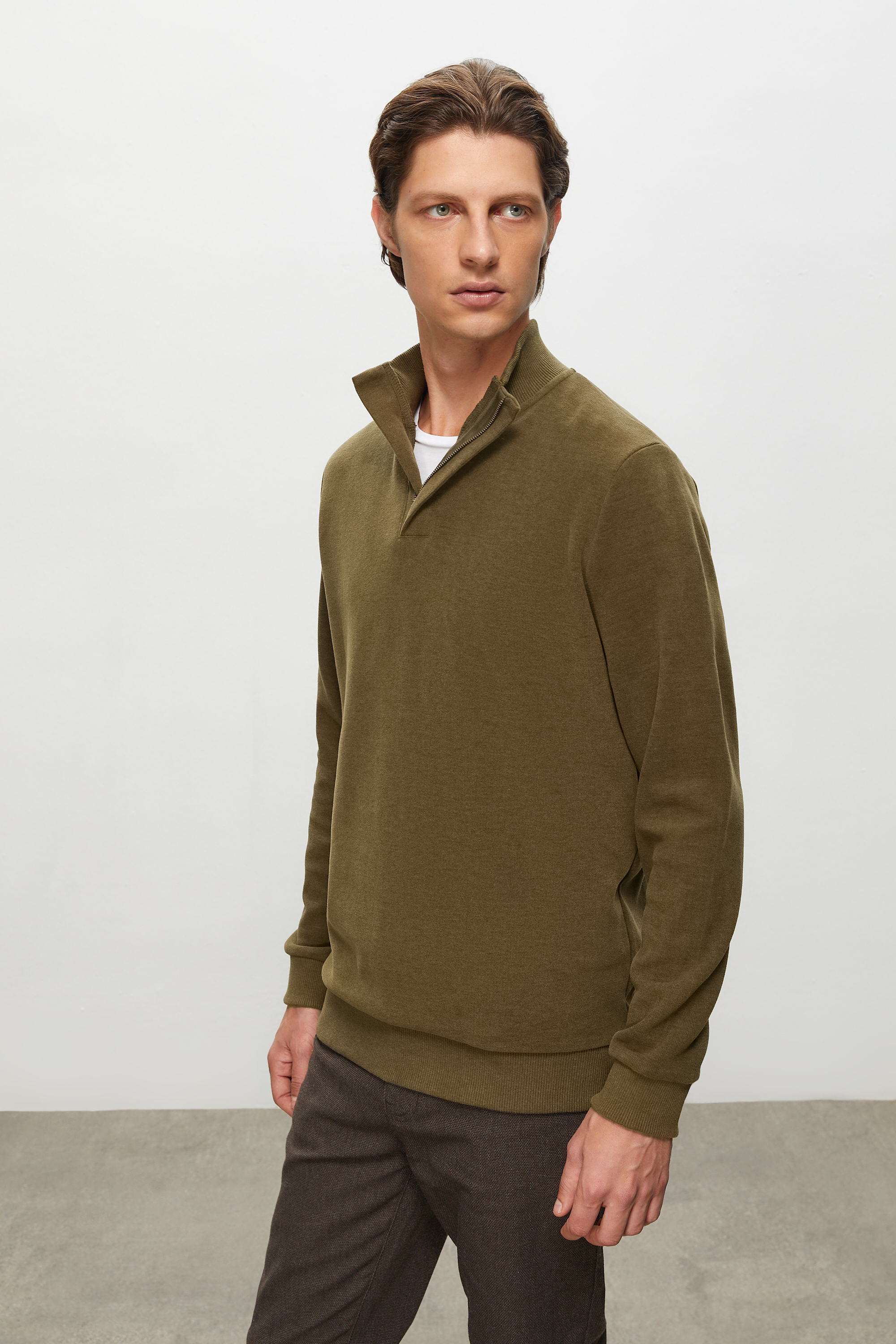 DİK YAKA SWEATSHIRT
