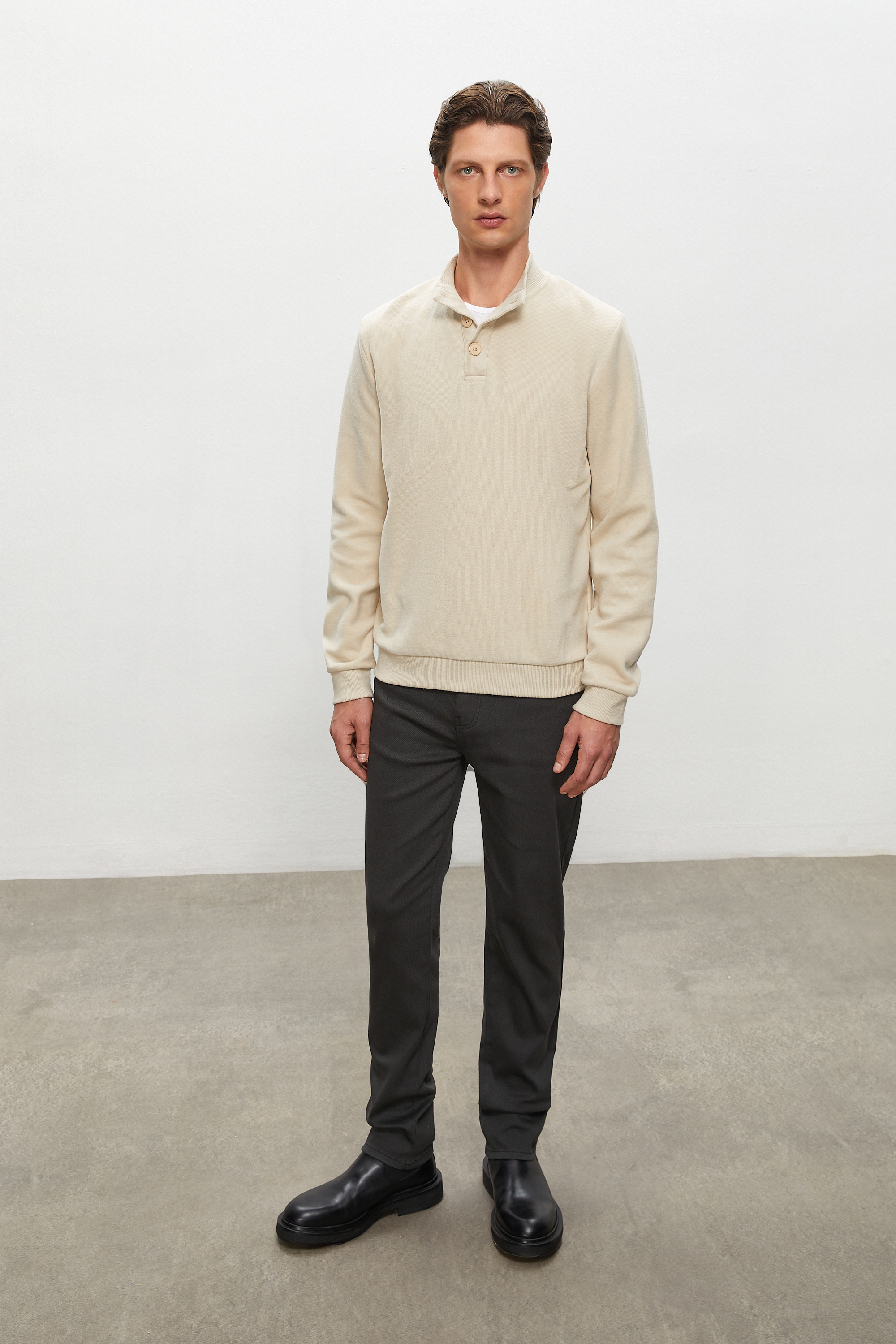 DÜĞMELİ DİK YAKA SWEATSHIRT