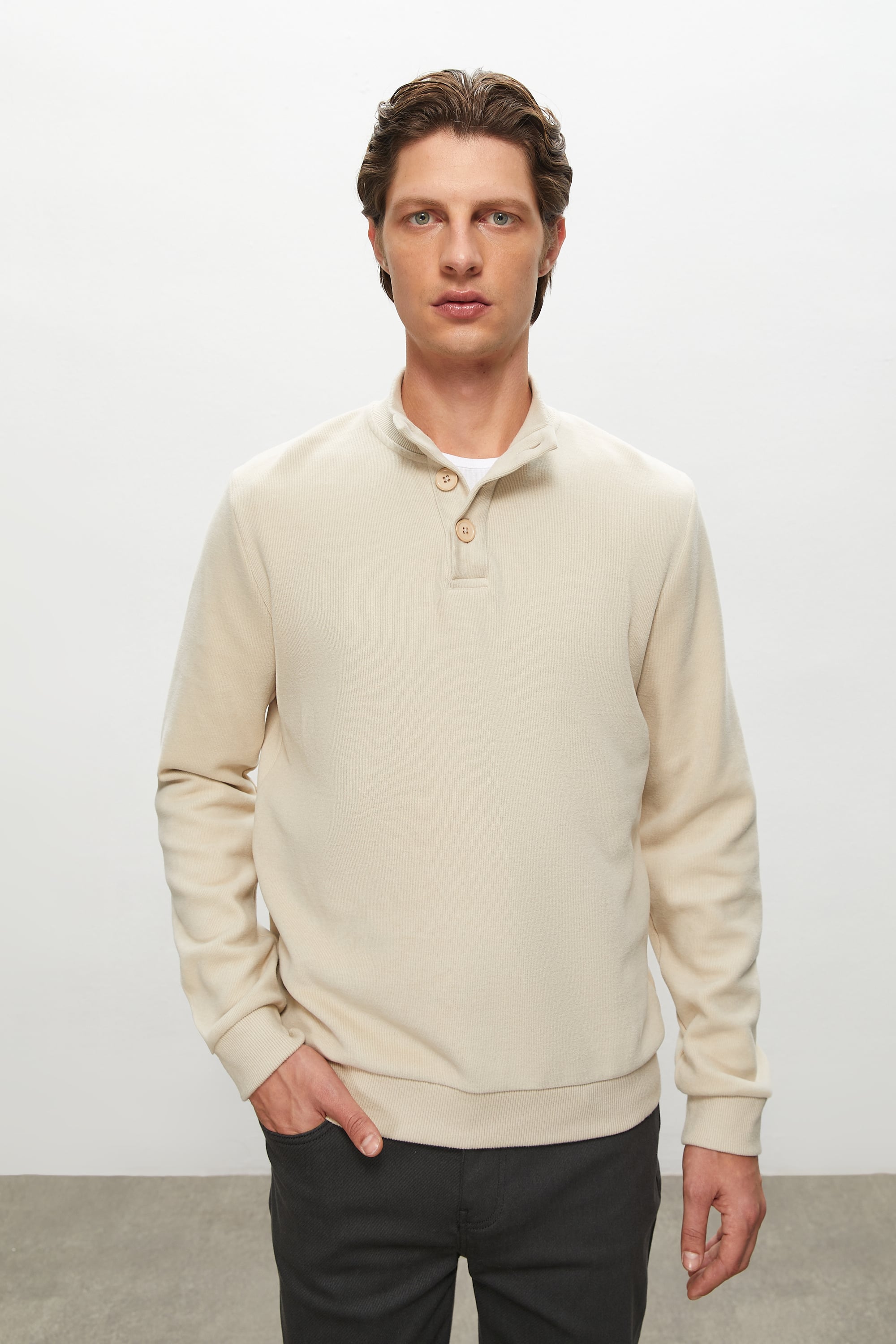 DÜĞMELİ DİK YAKA SWEATSHIRT