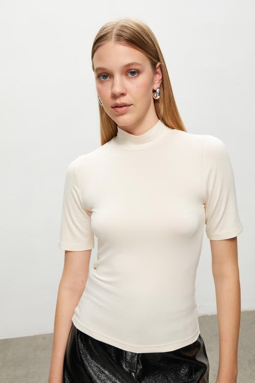  DİK YAKA KISA KOLLU T-SHIRT